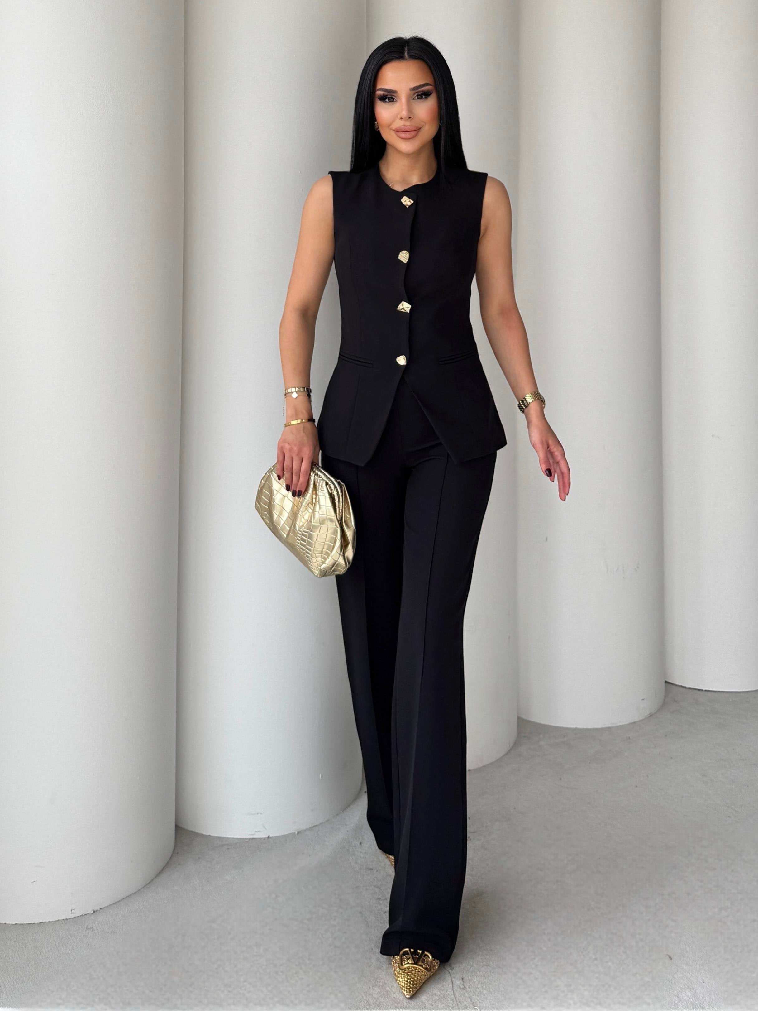 Комплет (елек+пантолони) со златни копчиња