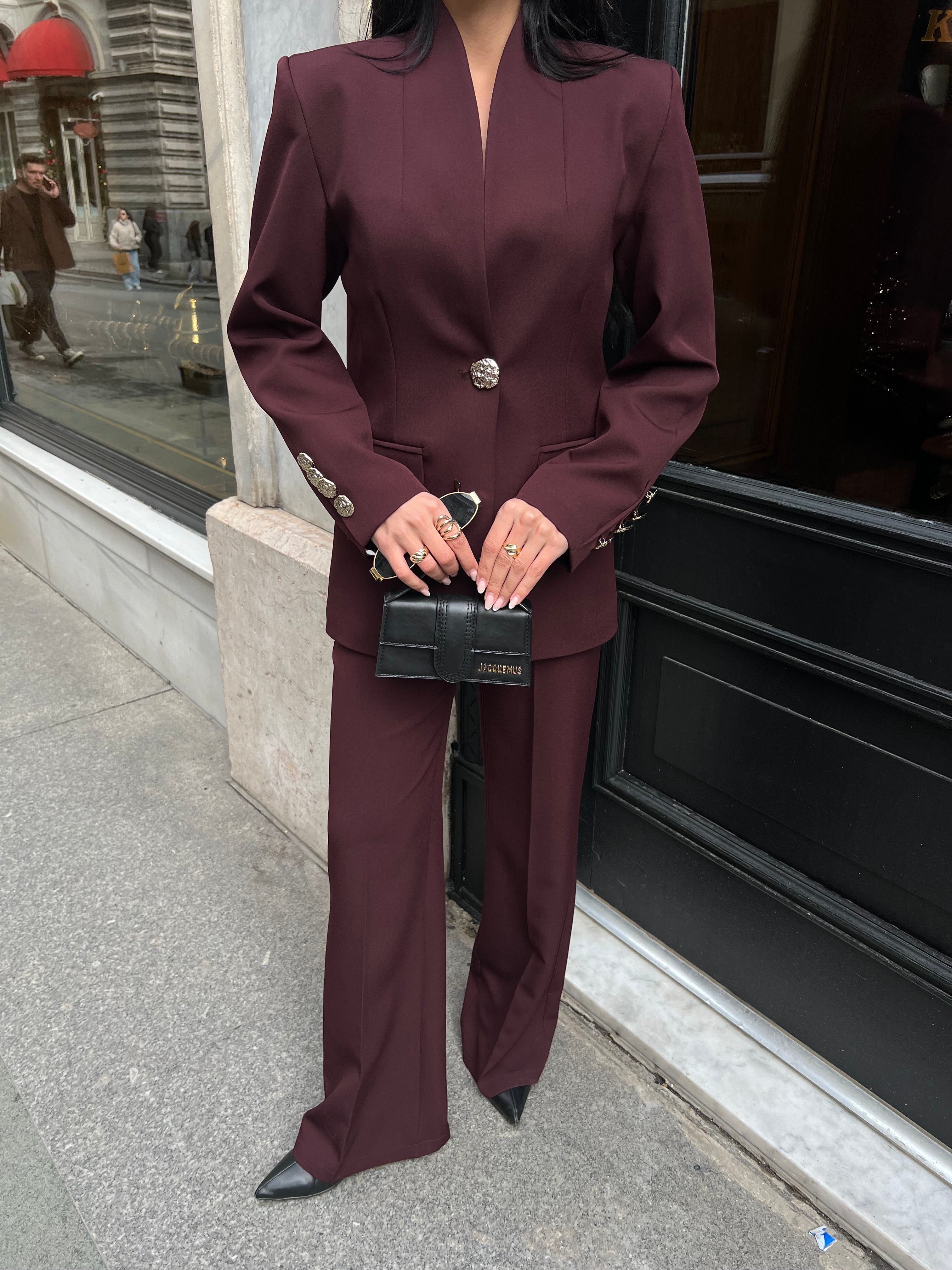 Сако Пантолони Со Златно Копче