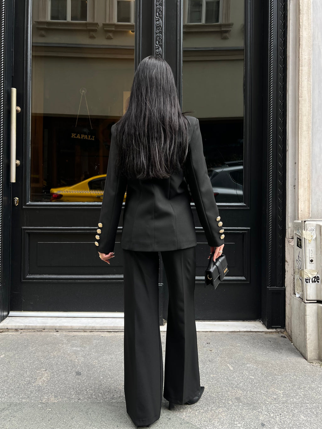 Сако Пантолони Со Златно Копче