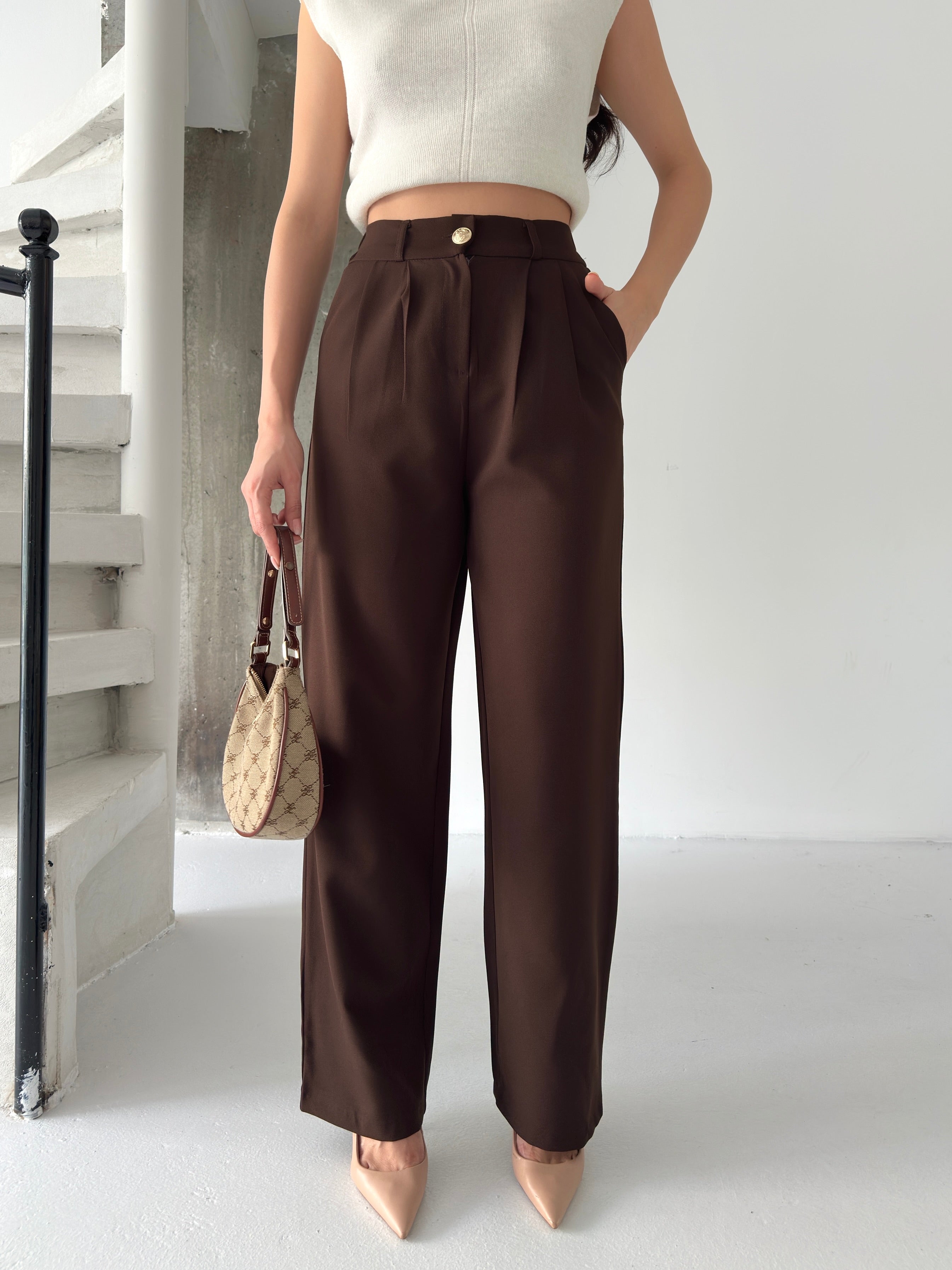 Пантолони Со Златно Копче