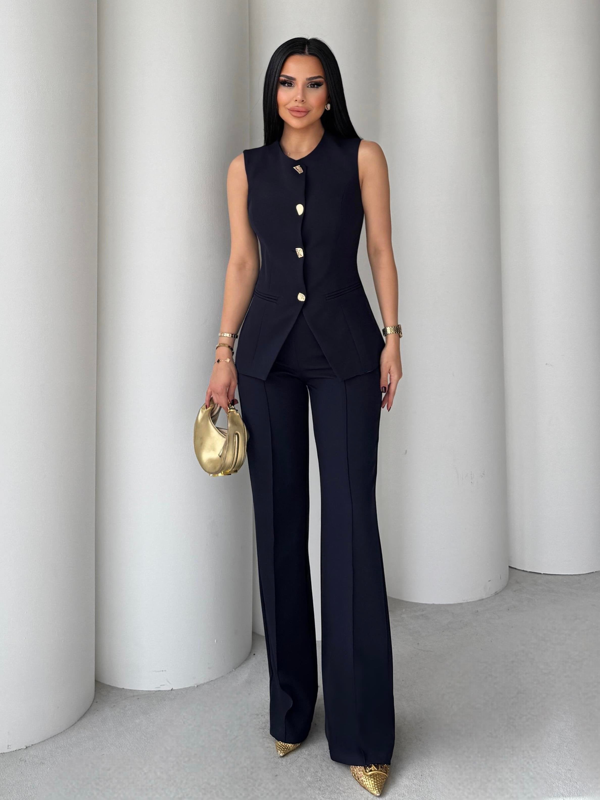 Комплет (елек+пантолони) со златни копчиња