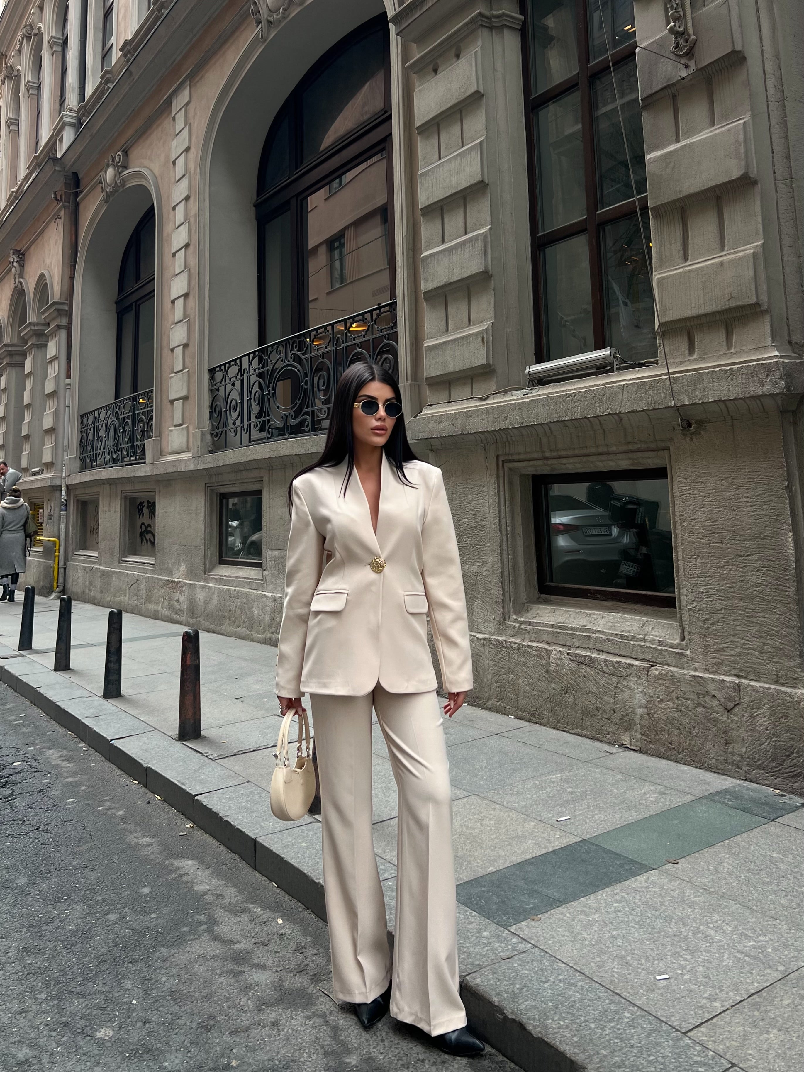 Сако Пантолони Со Златно Копче