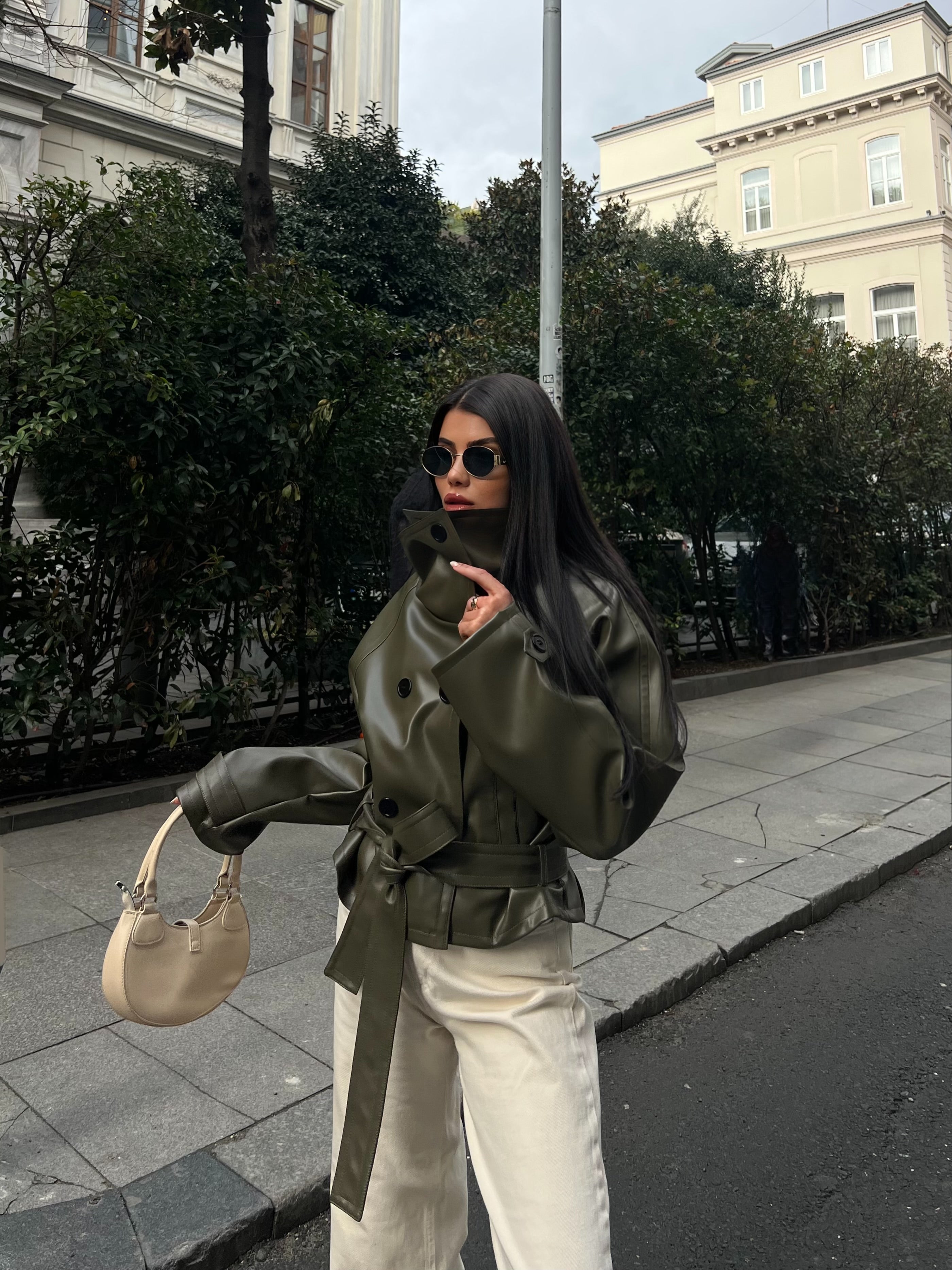 Кожна Јакна Со Копчиња