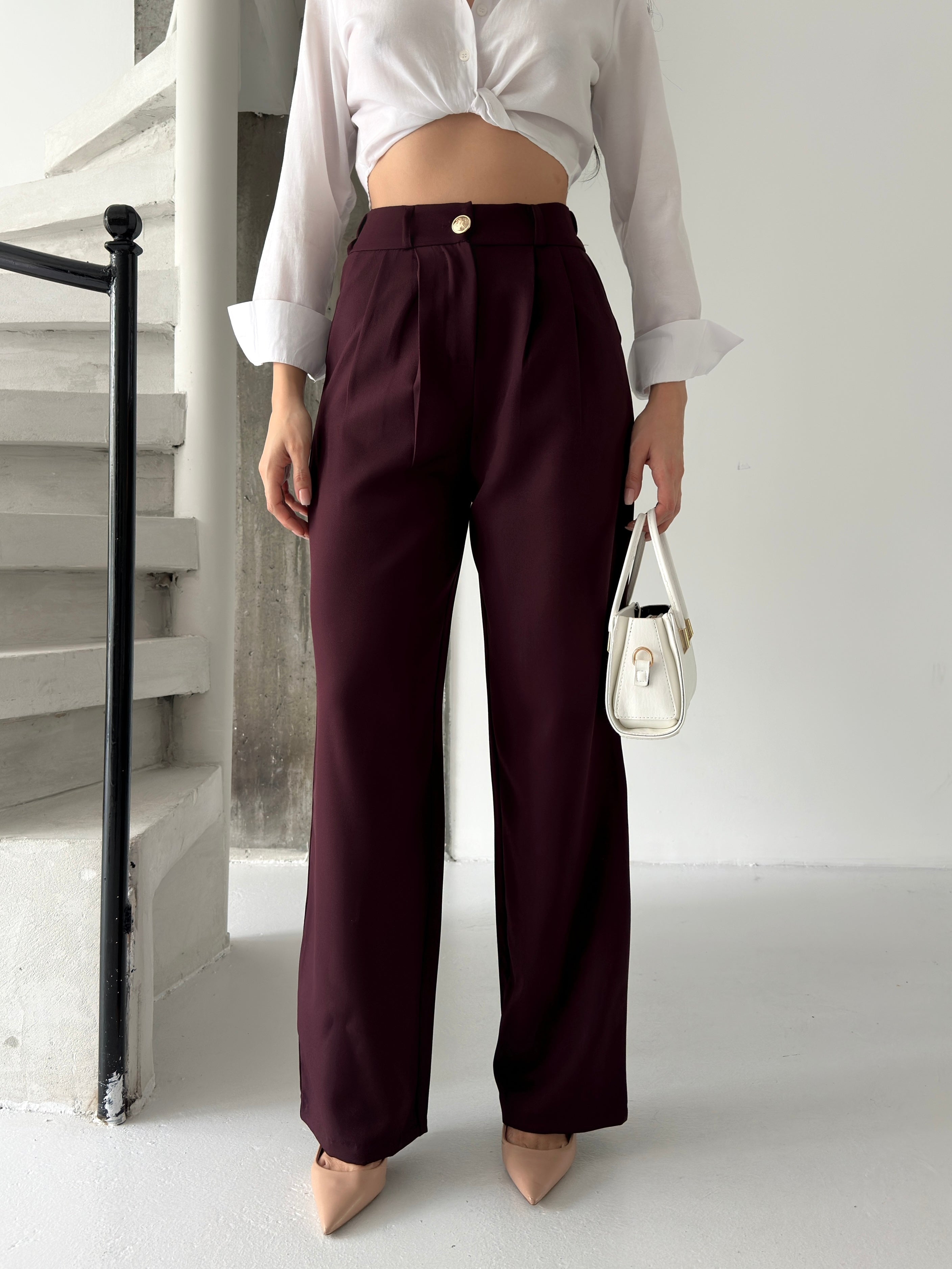 Пантолони Со Златно Копче