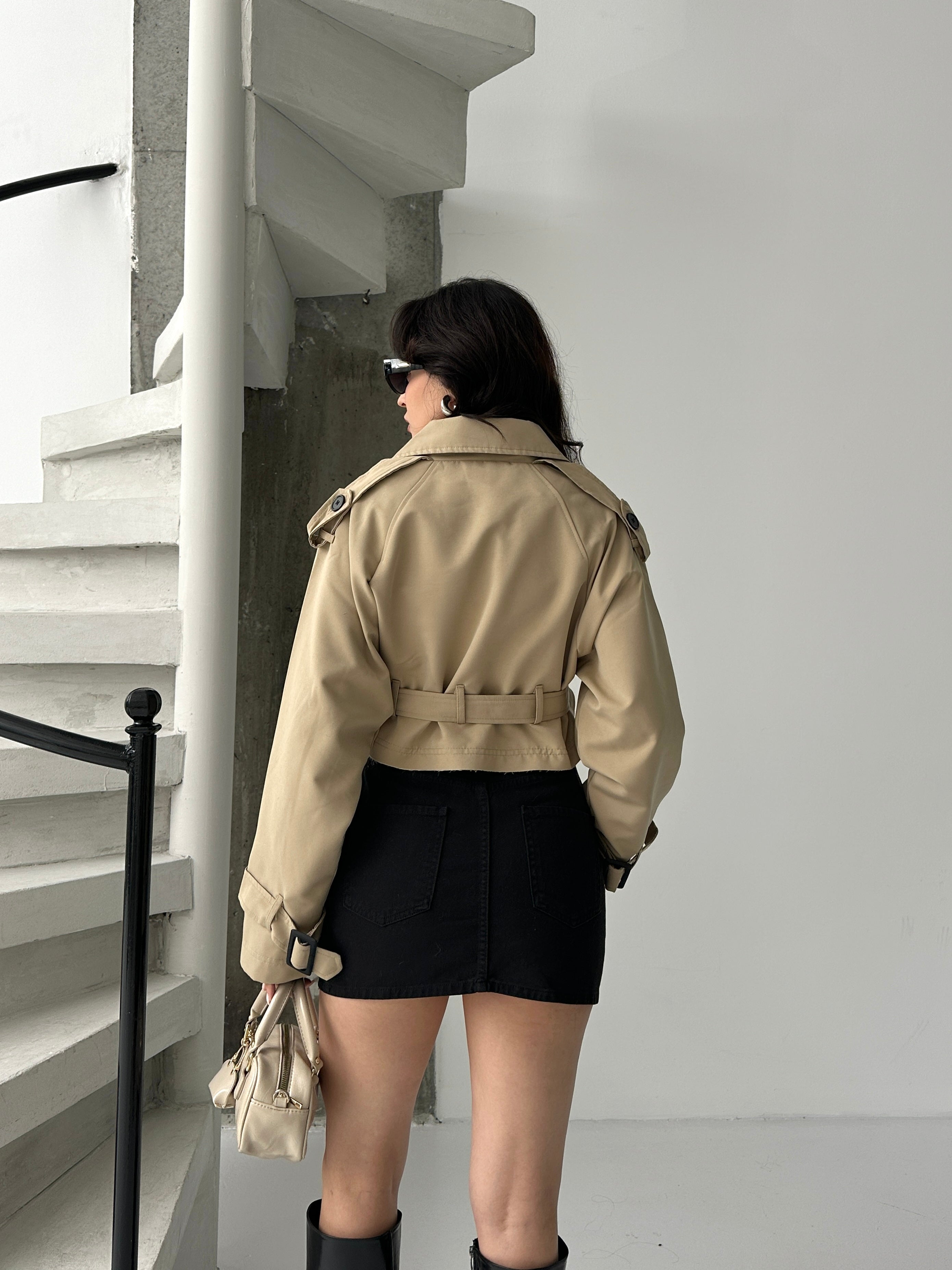 Краток мантил со врзување