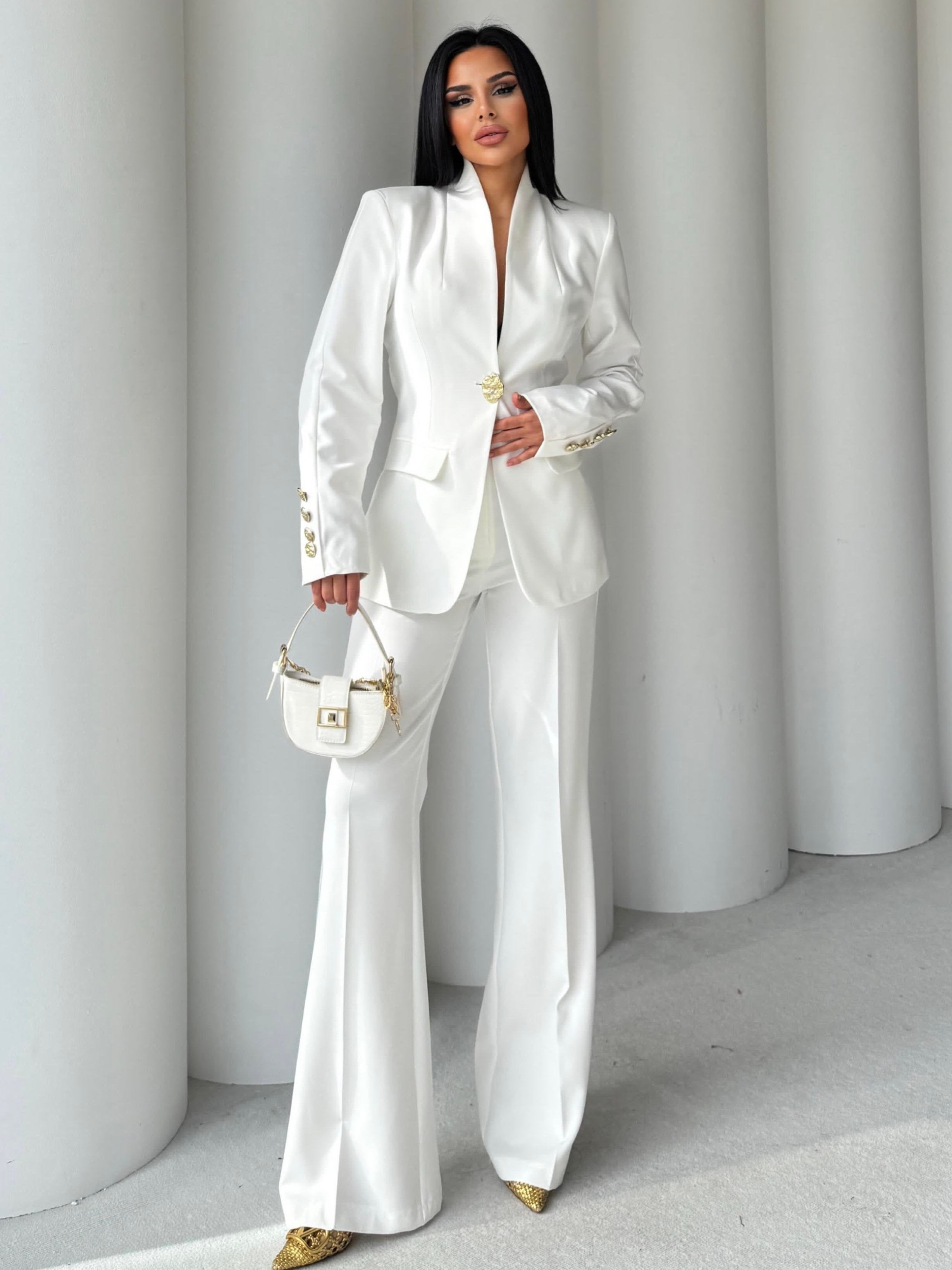 Сако Пантолони Со Златно Копче