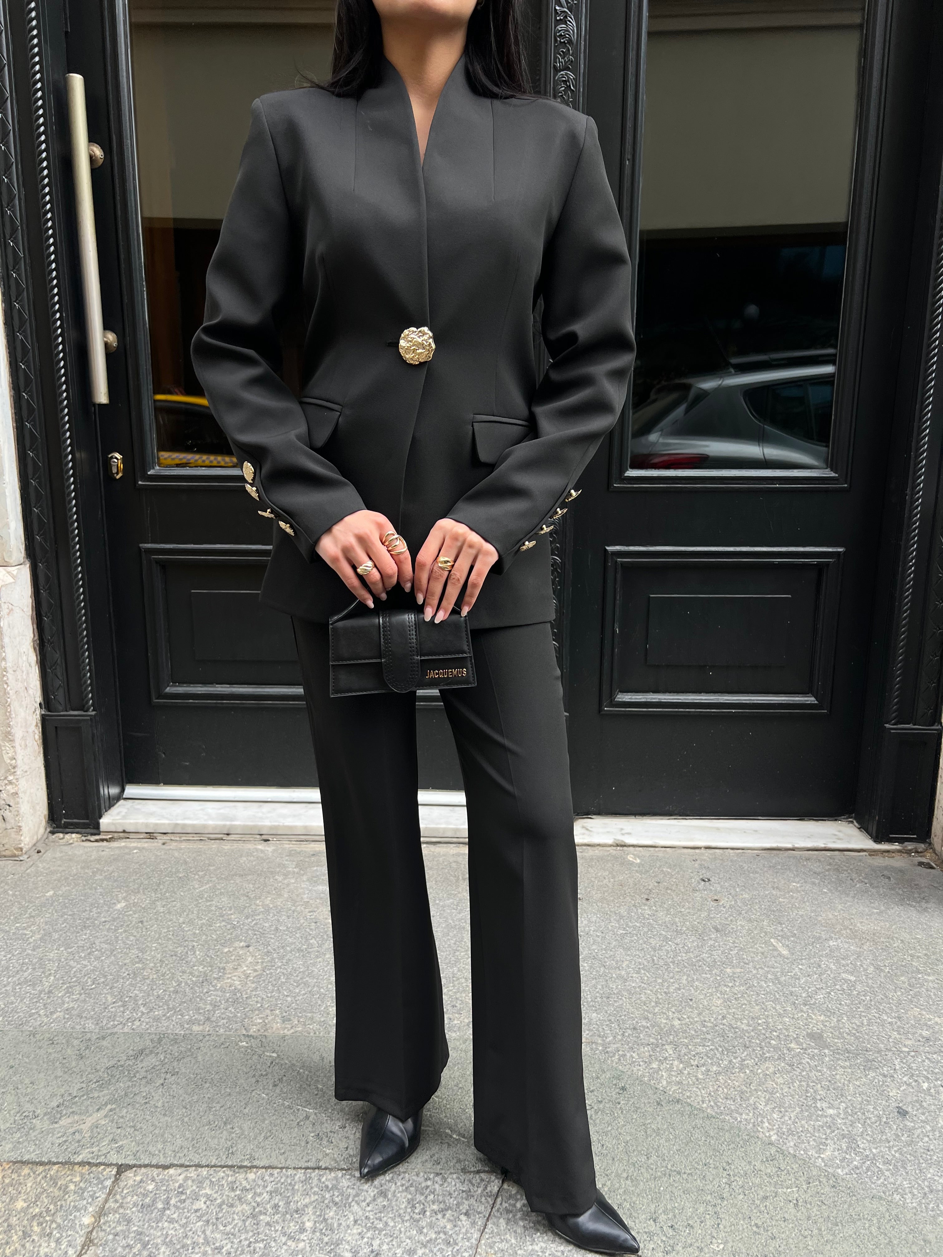 Сако Пантолони Со Златно Копче