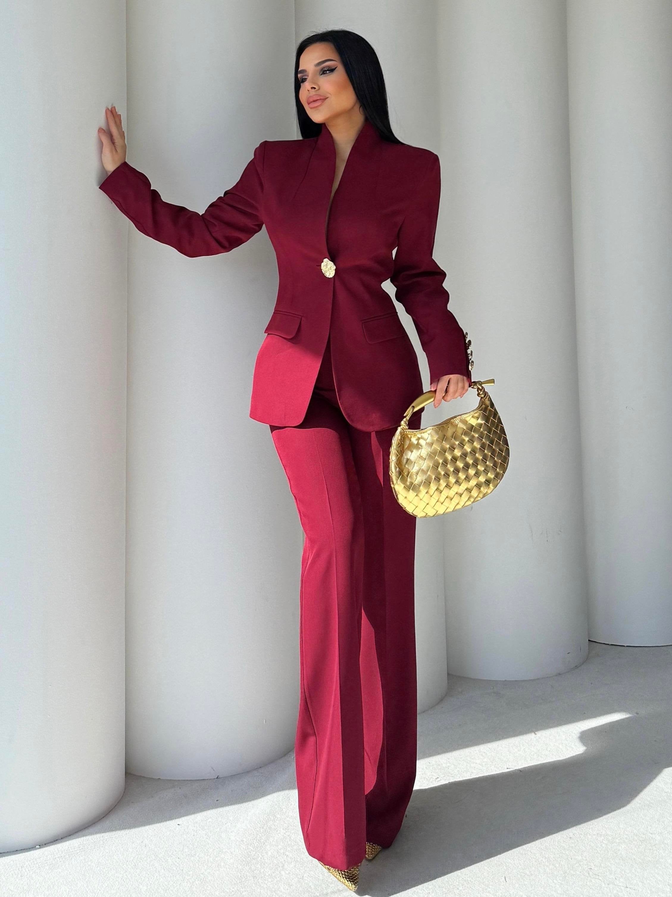 Сако Пантолони Со Златно Копче