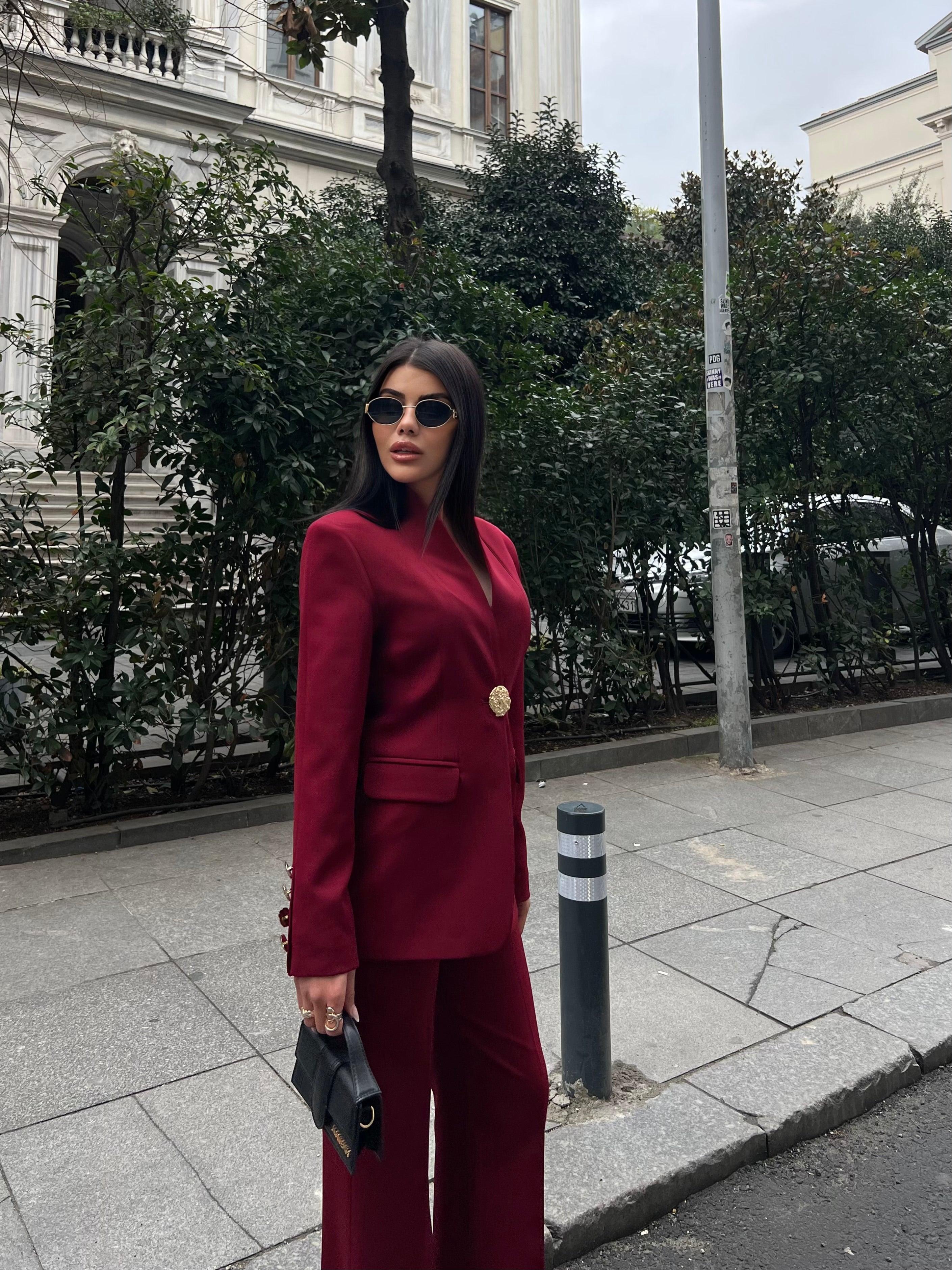 Сако Пантолони Со Златно Копче