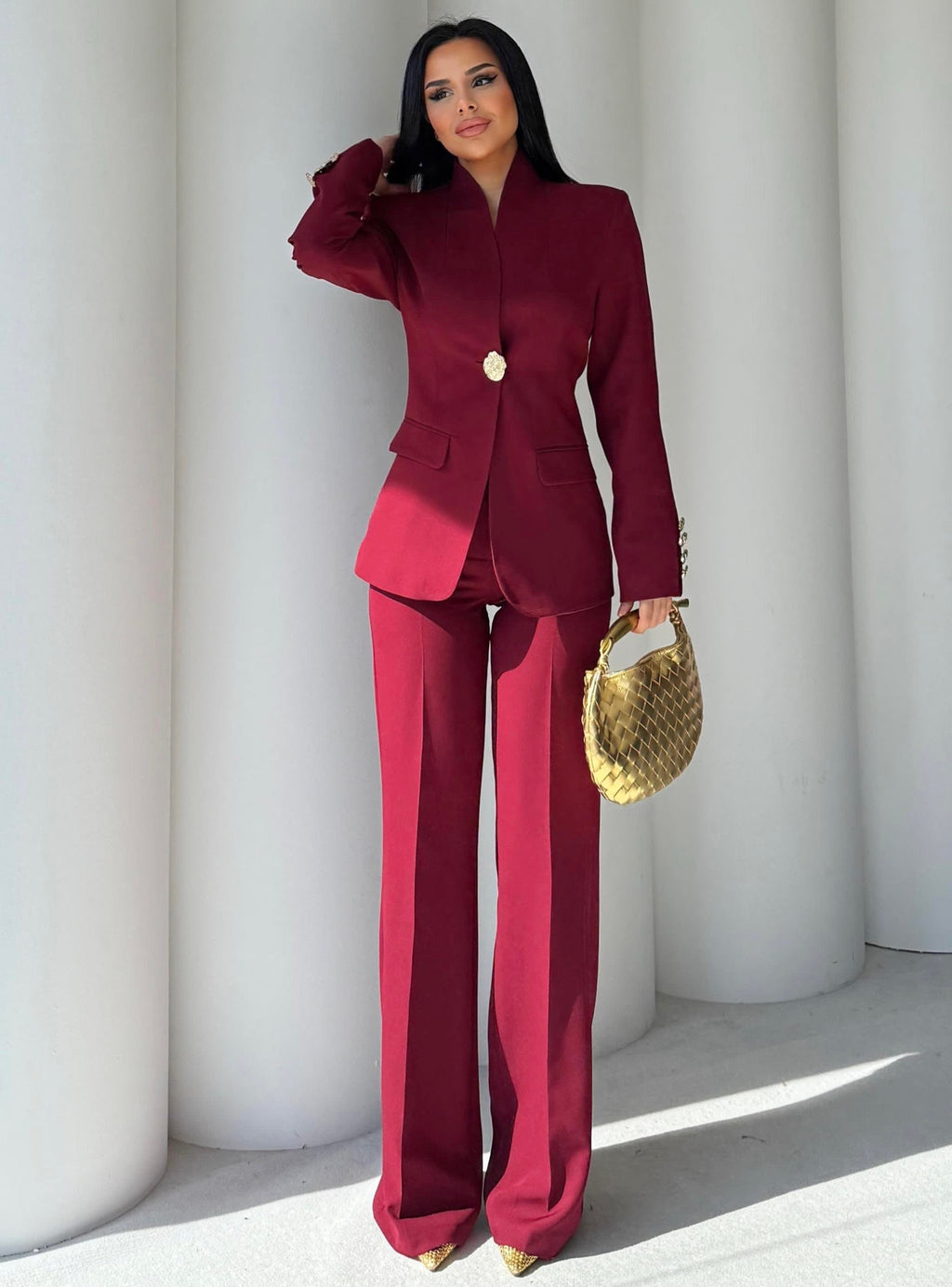 Сако Пантолони Со Златно Копче