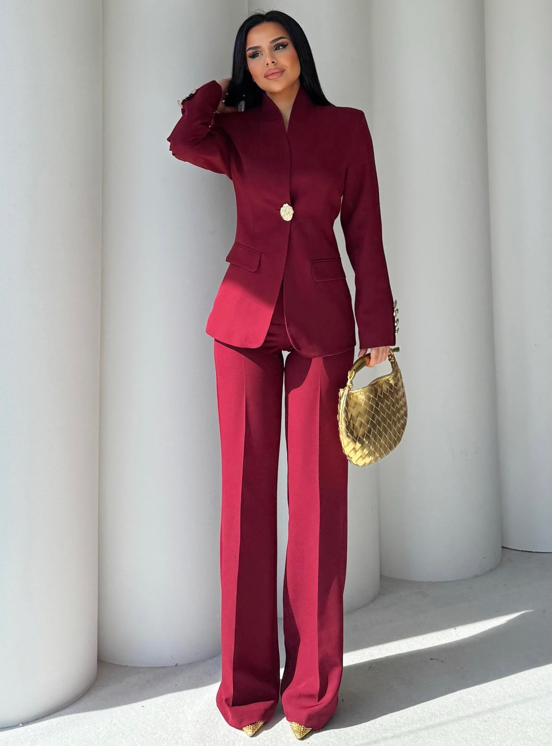 Сако Пантолони Со Златно Копче