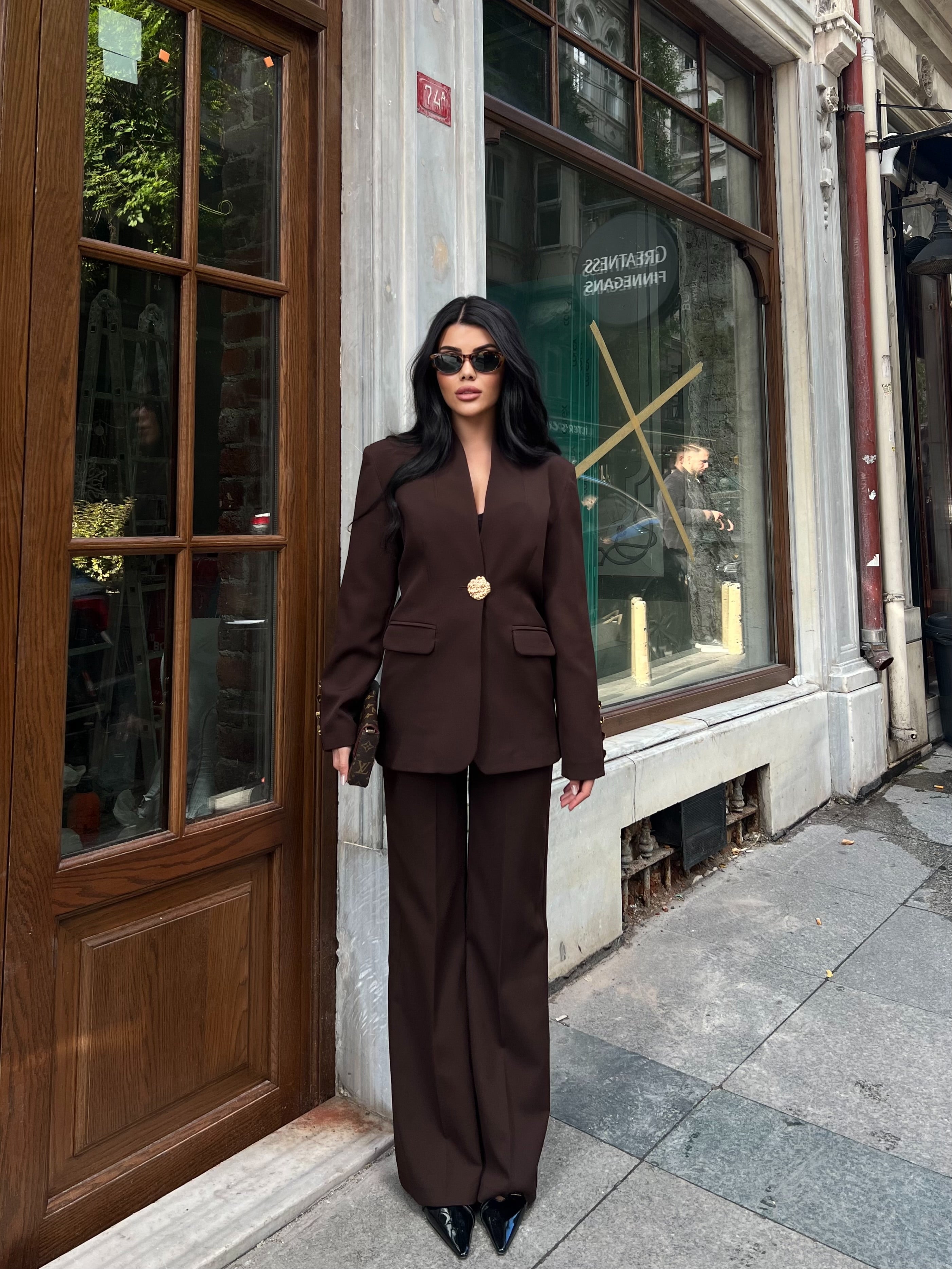 Сако Пантолони Со Златно Копче