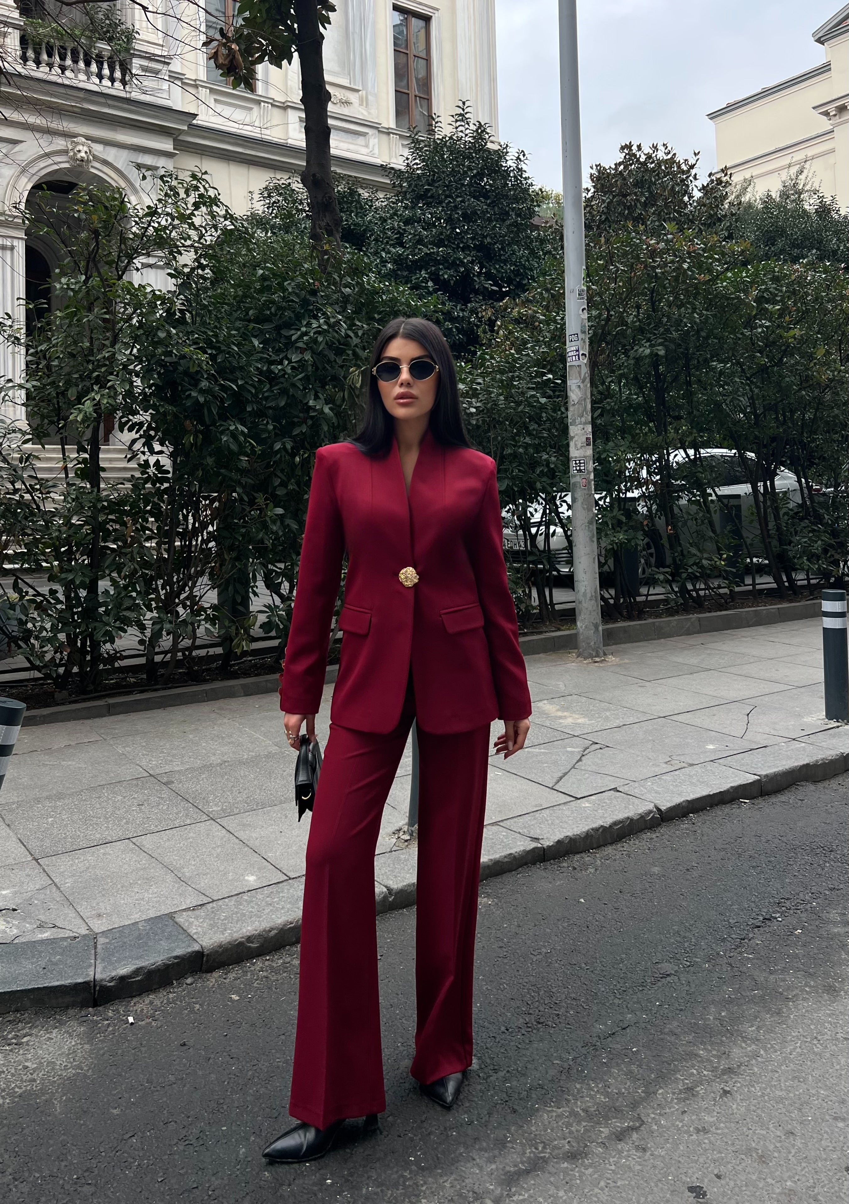 Сако Пантолони Со Златно Копче