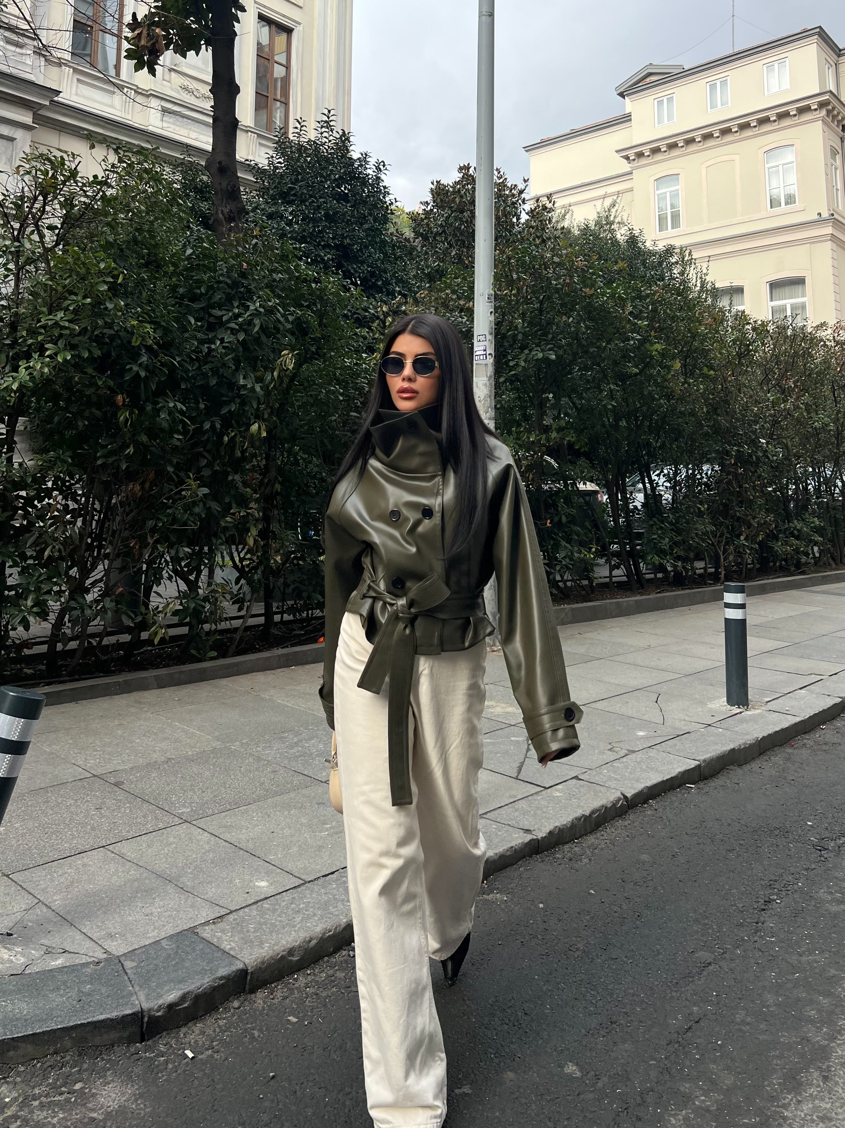 Кожна Јакна Со Копчиња