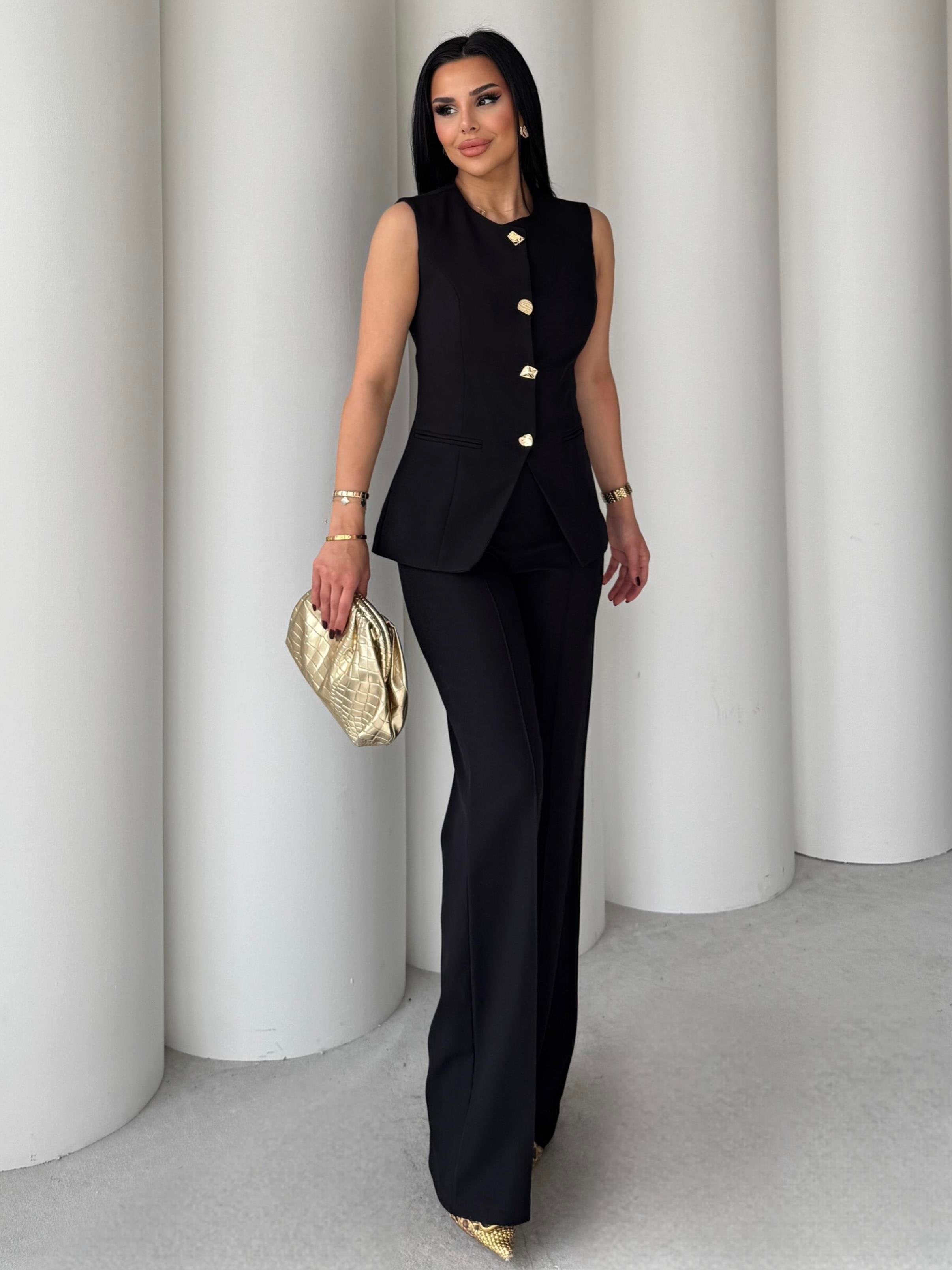 Комплет (елек+пантолони) со златни копчиња