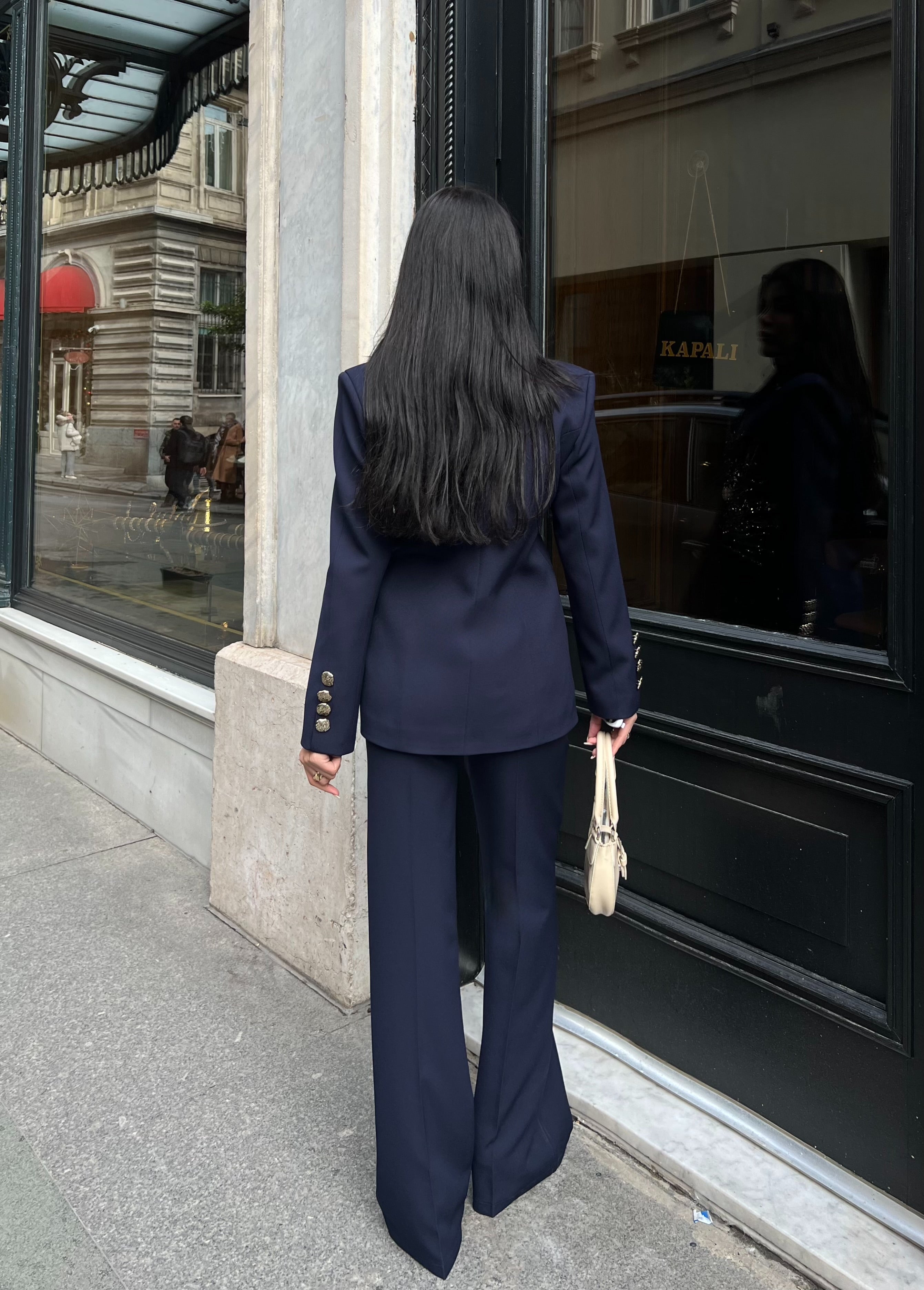 Сако Пантолони Со Златно Копче