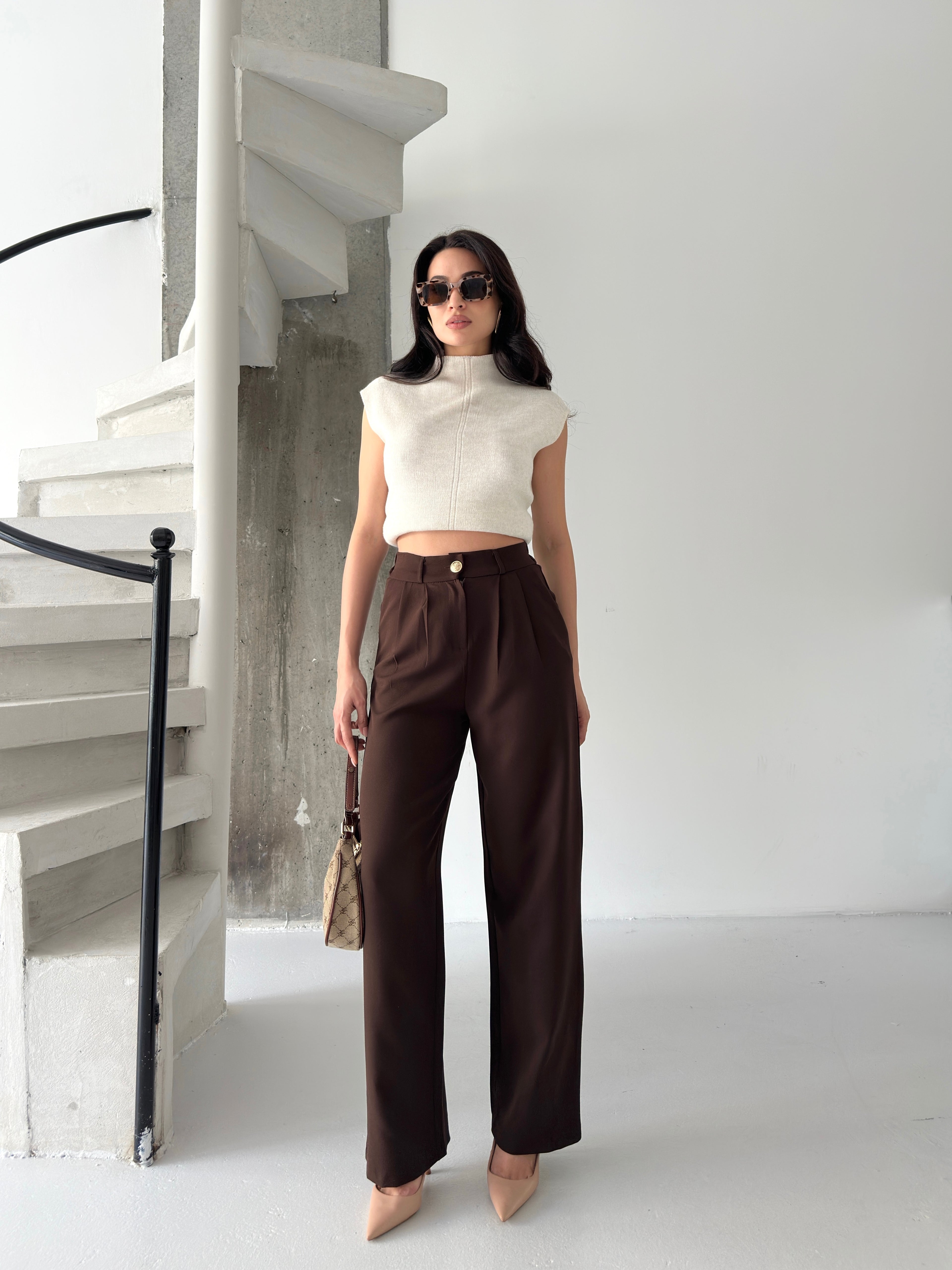 Пантолони Со Златно Копче