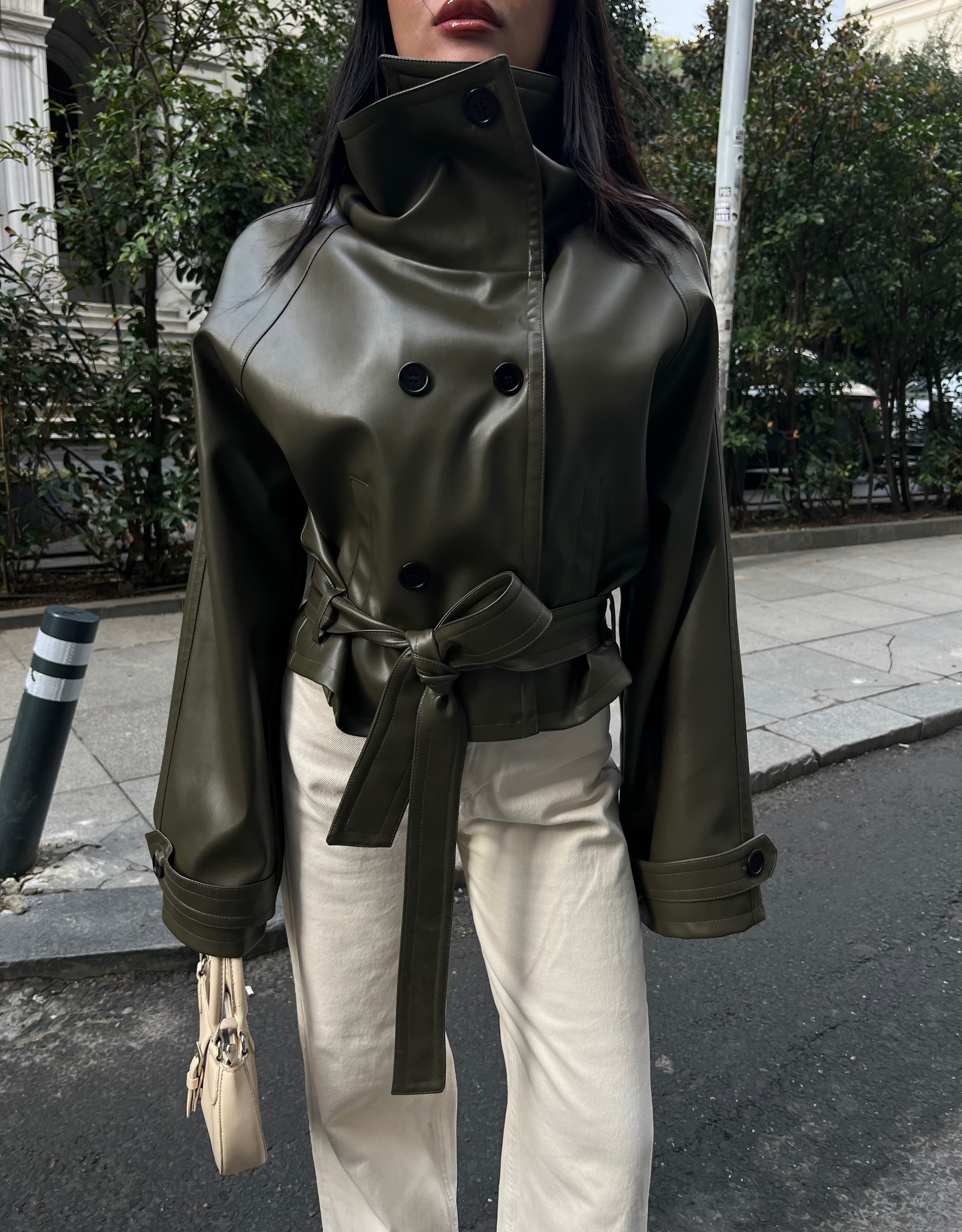 Кожна Јакна Со Копчиња