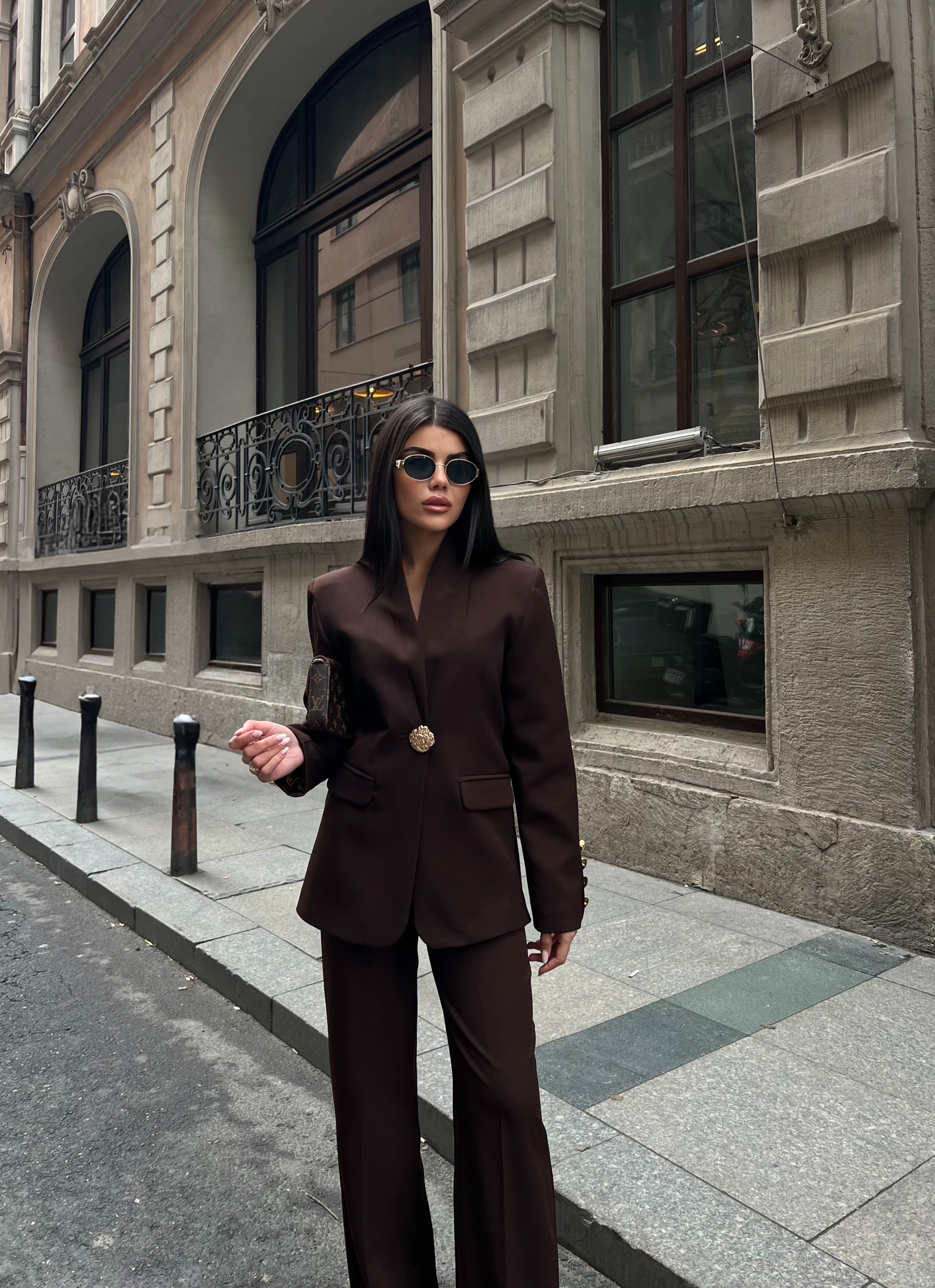 Сако Пантолони Со Златно Копче