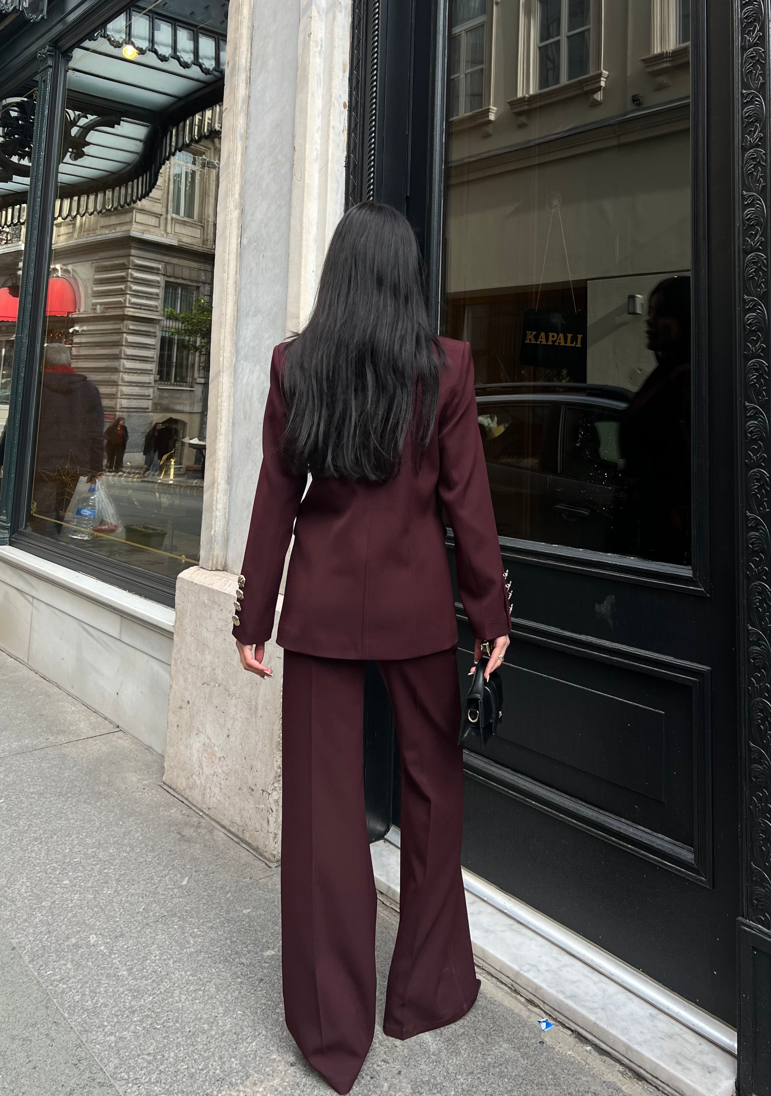 Сако Пантолони Со Златно Копче