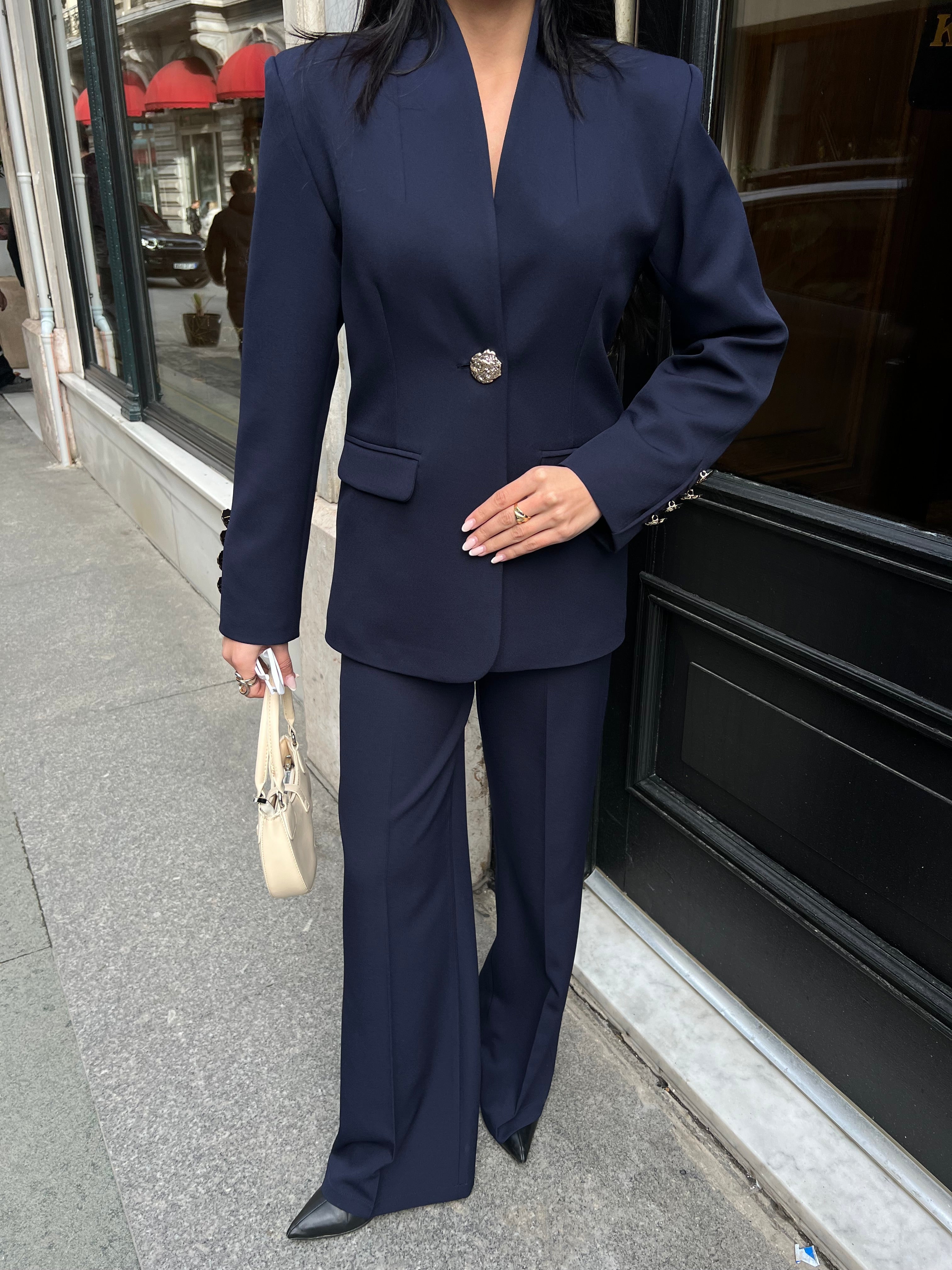 Сако Пантолони Со Златно Копче