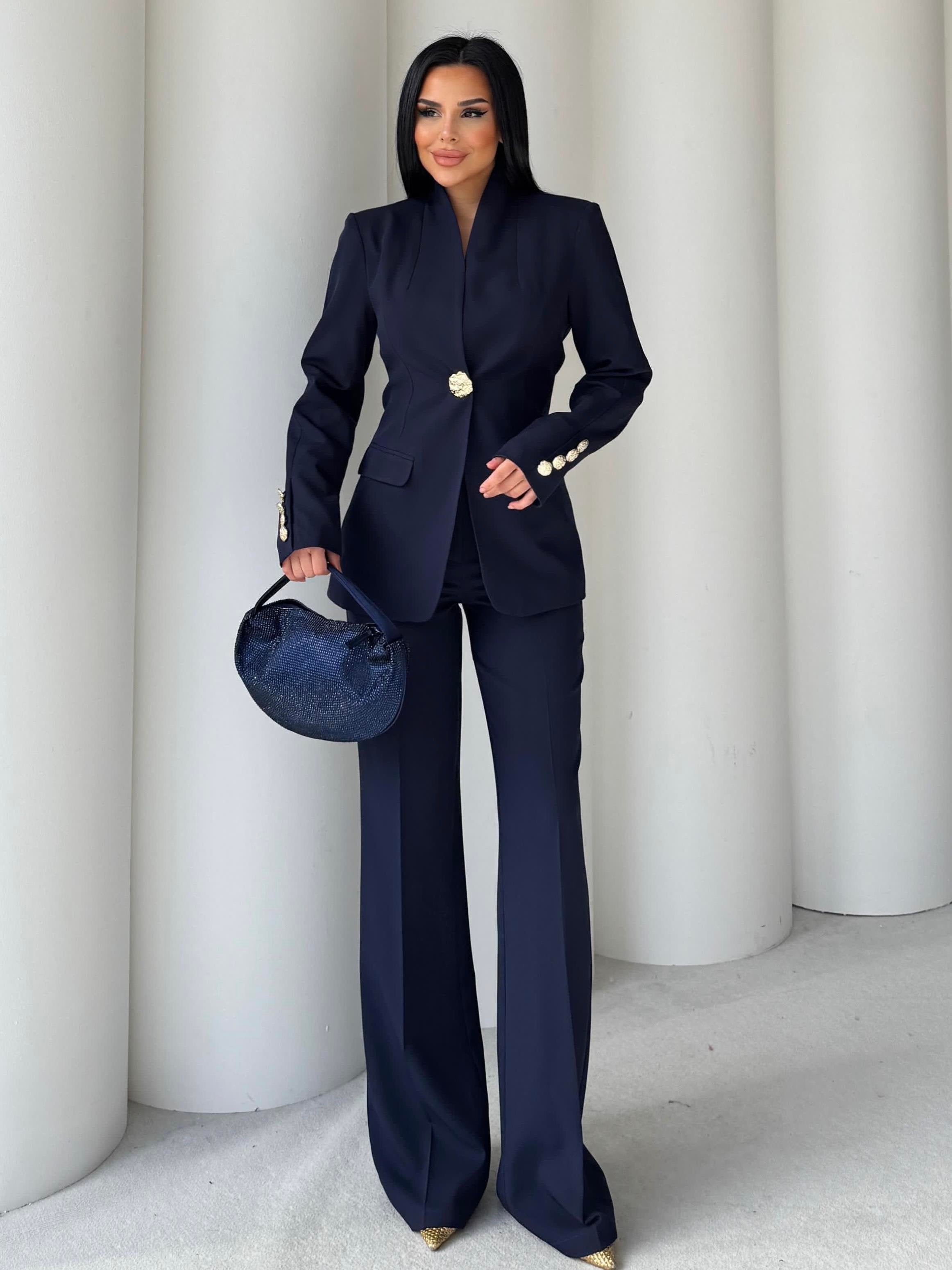 Сако Пантолони Со Златно Копче