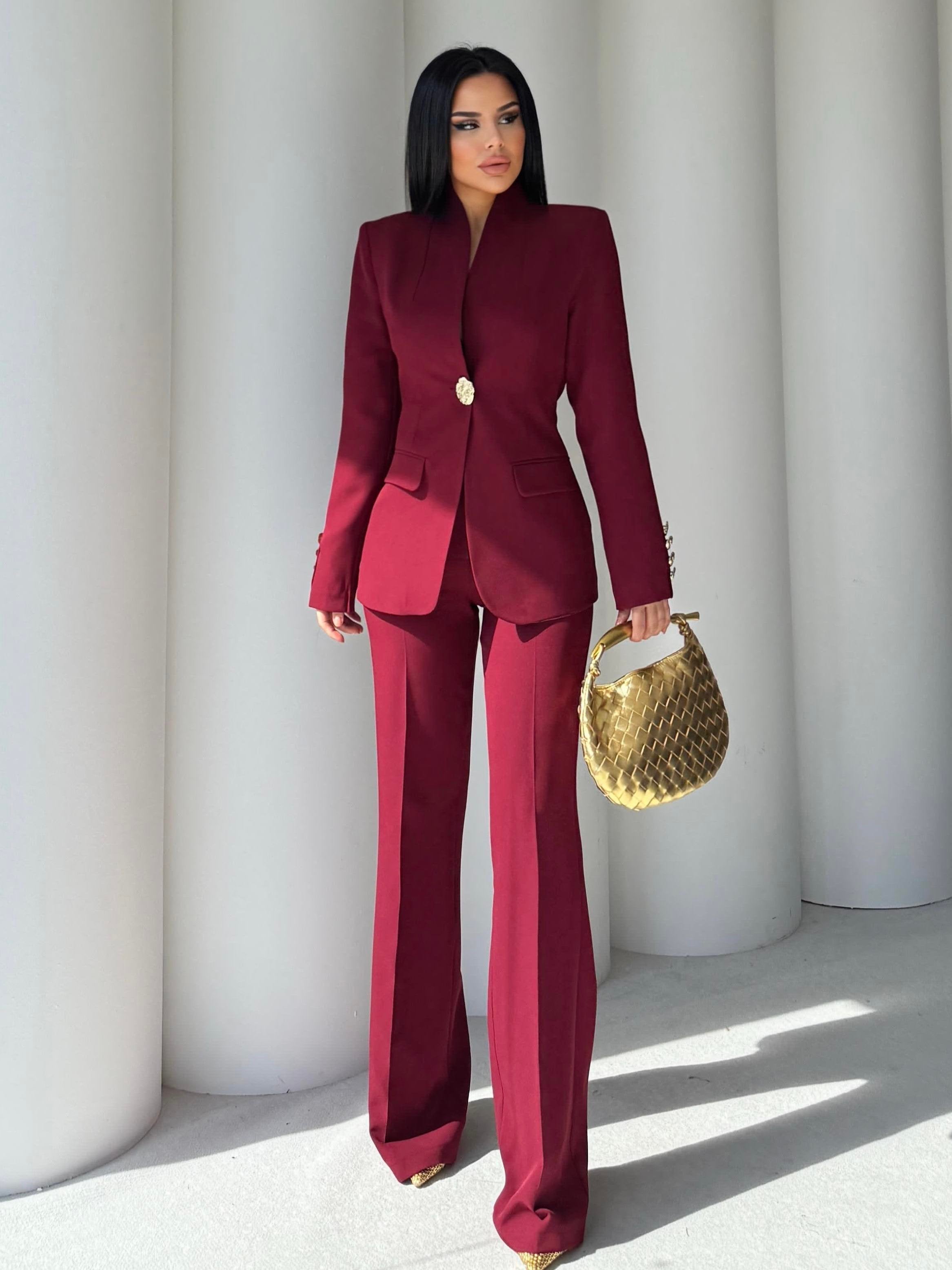 Сако Пантолони Со Златно Копче