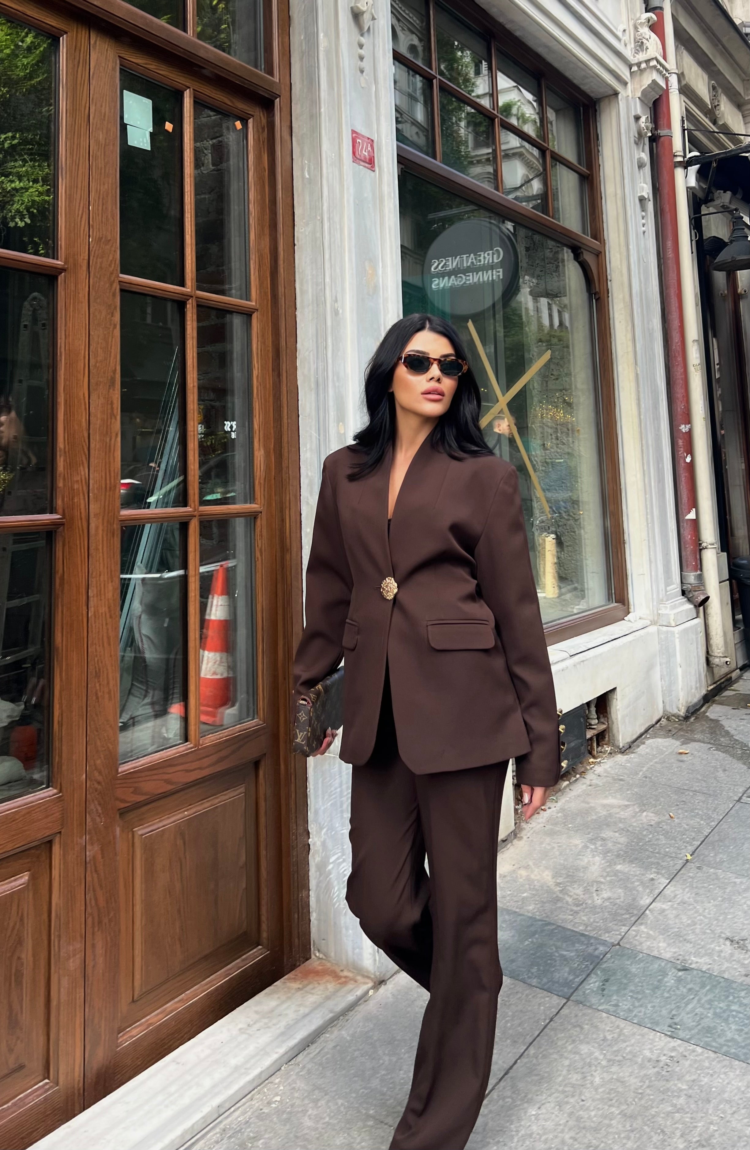 Сако Пантолони Со Златно Копче