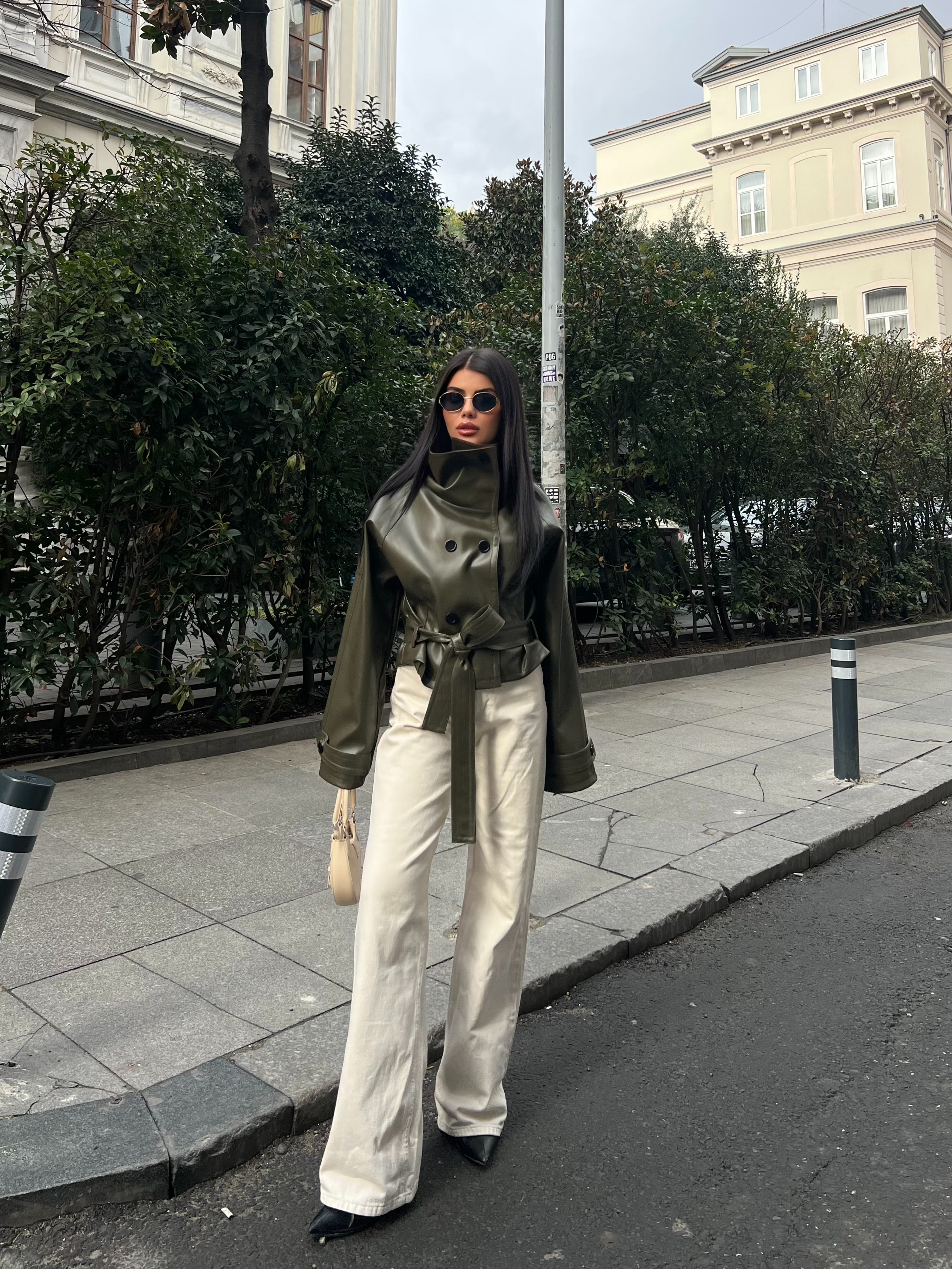 Кожна Јакна Со Копчиња