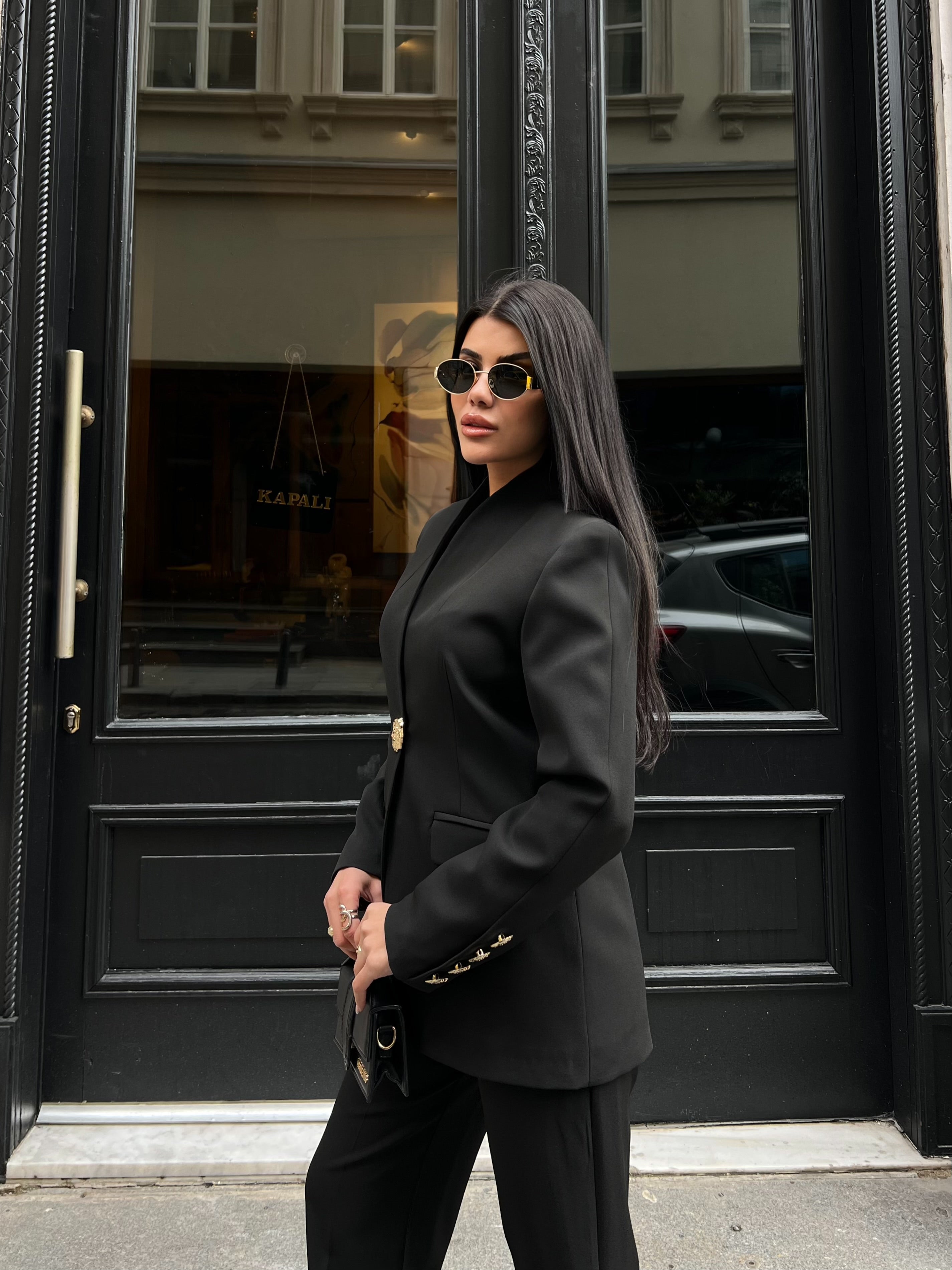 Сако Пантолони Со Златно Копче