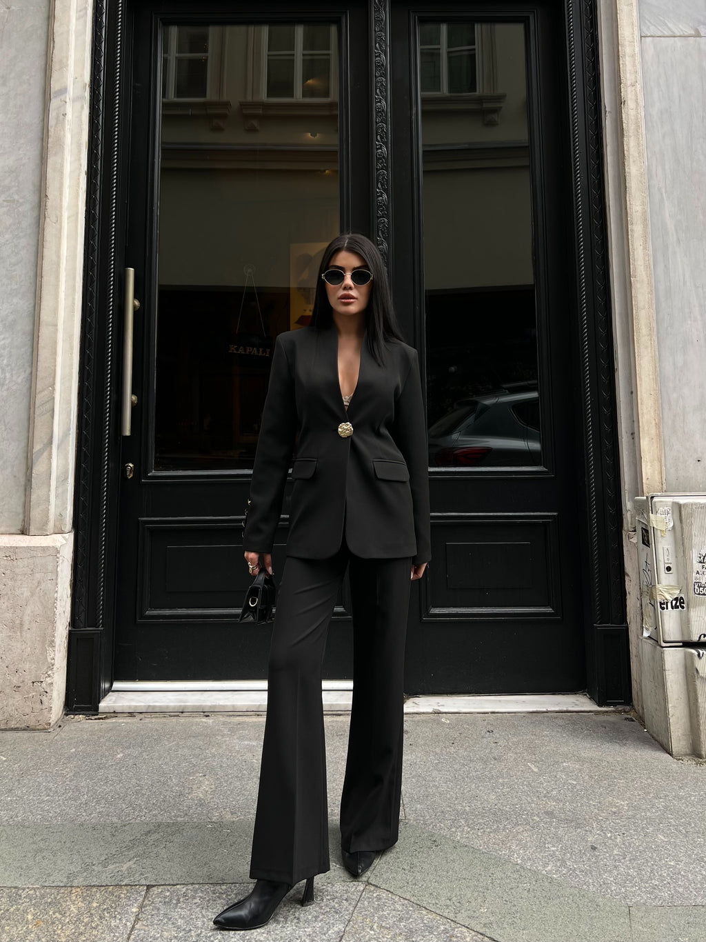 Сако Пантолони Со Златно Копче