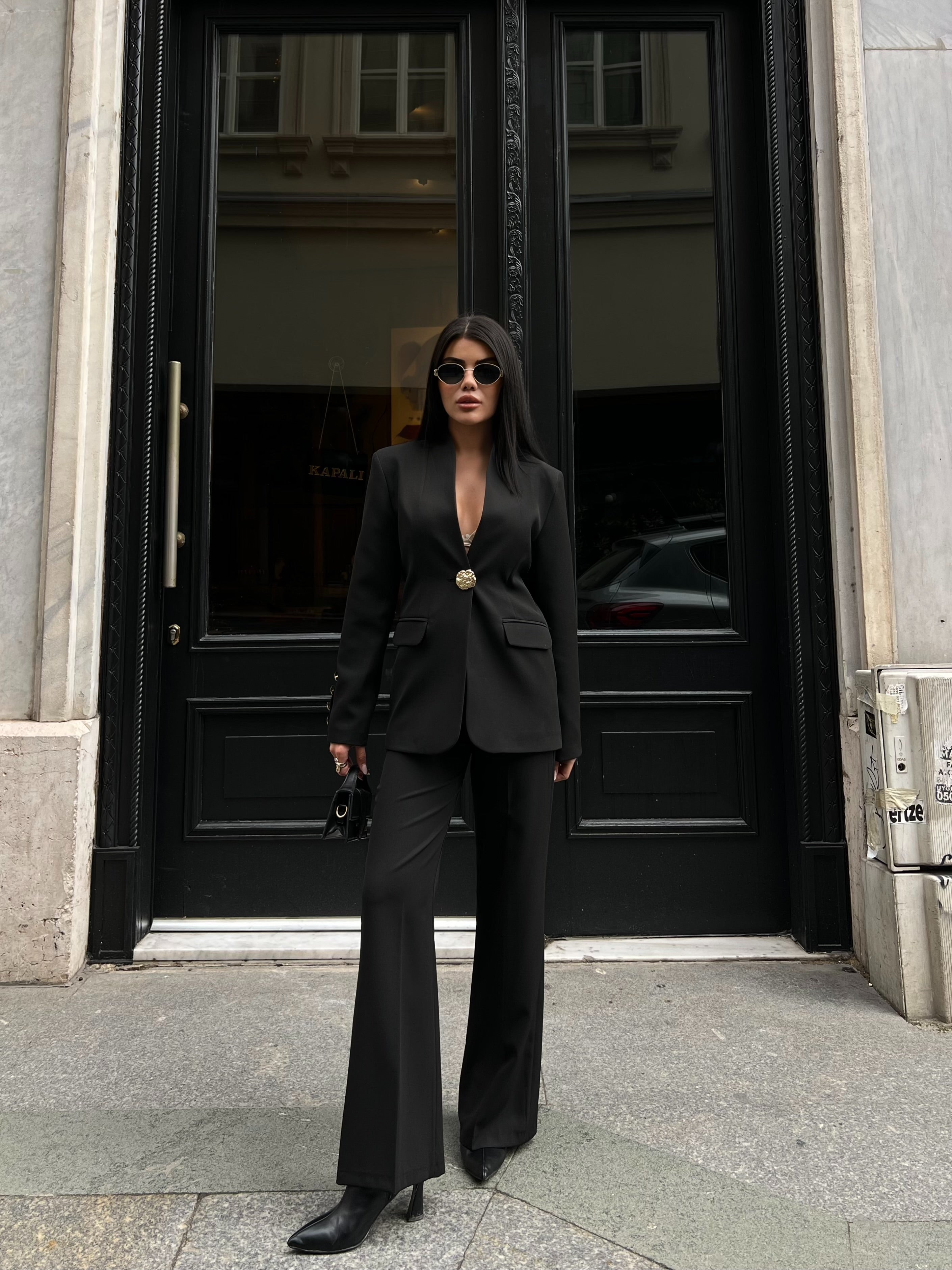 Сако Пантолони Со Златно Копче