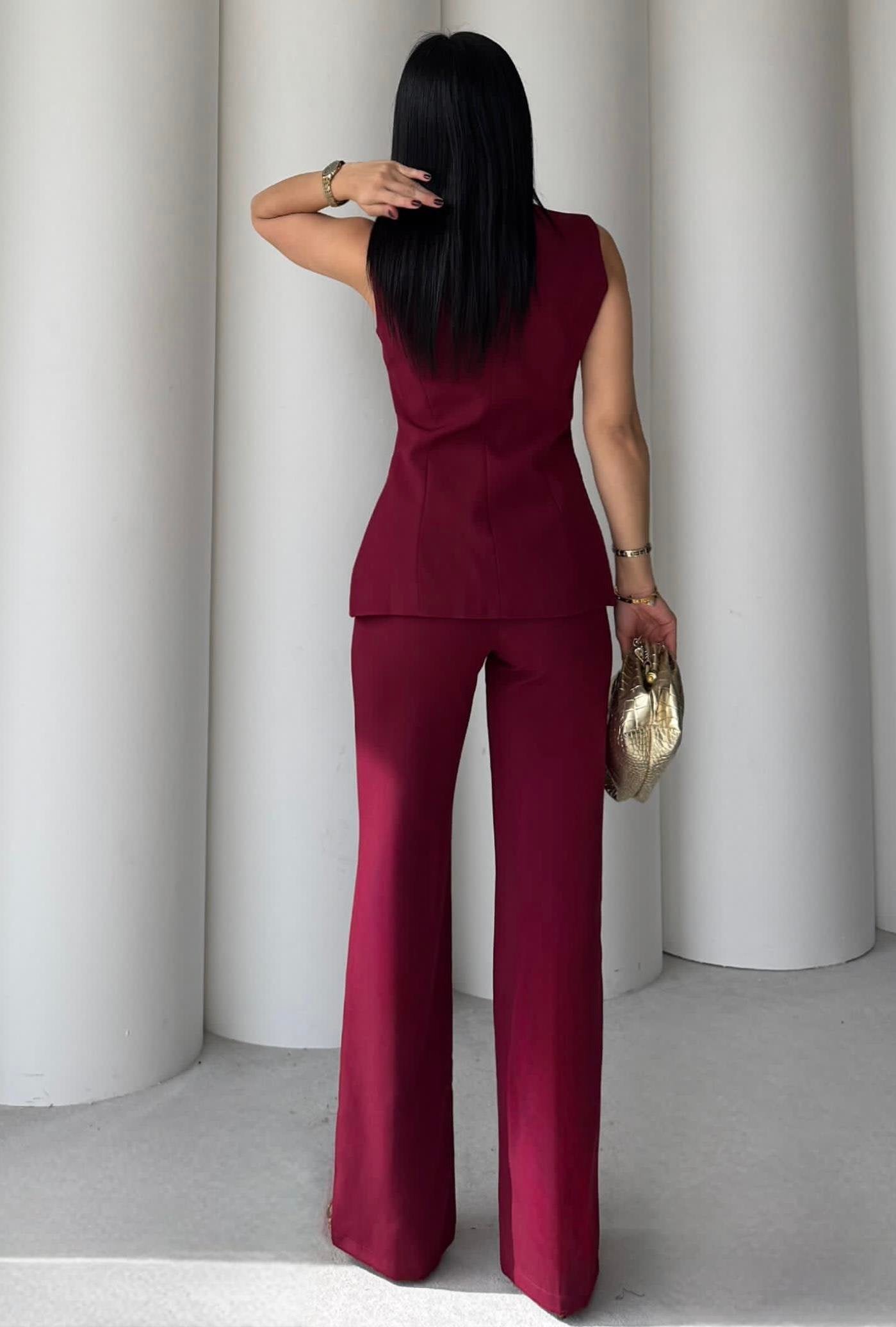 Комплет (елек+пантолони) со златни копчиња