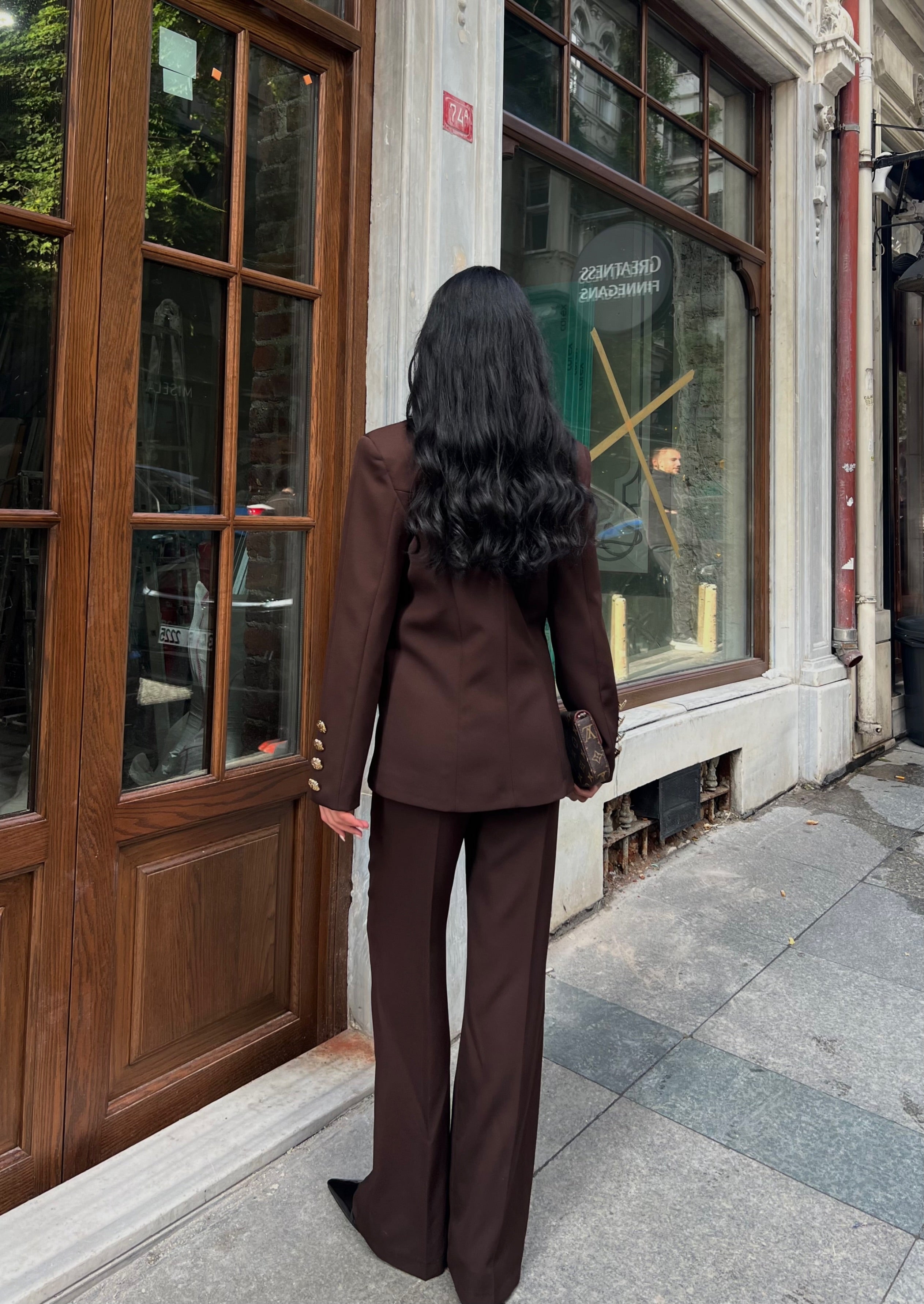 Сако Пантолони Со Златно Копче