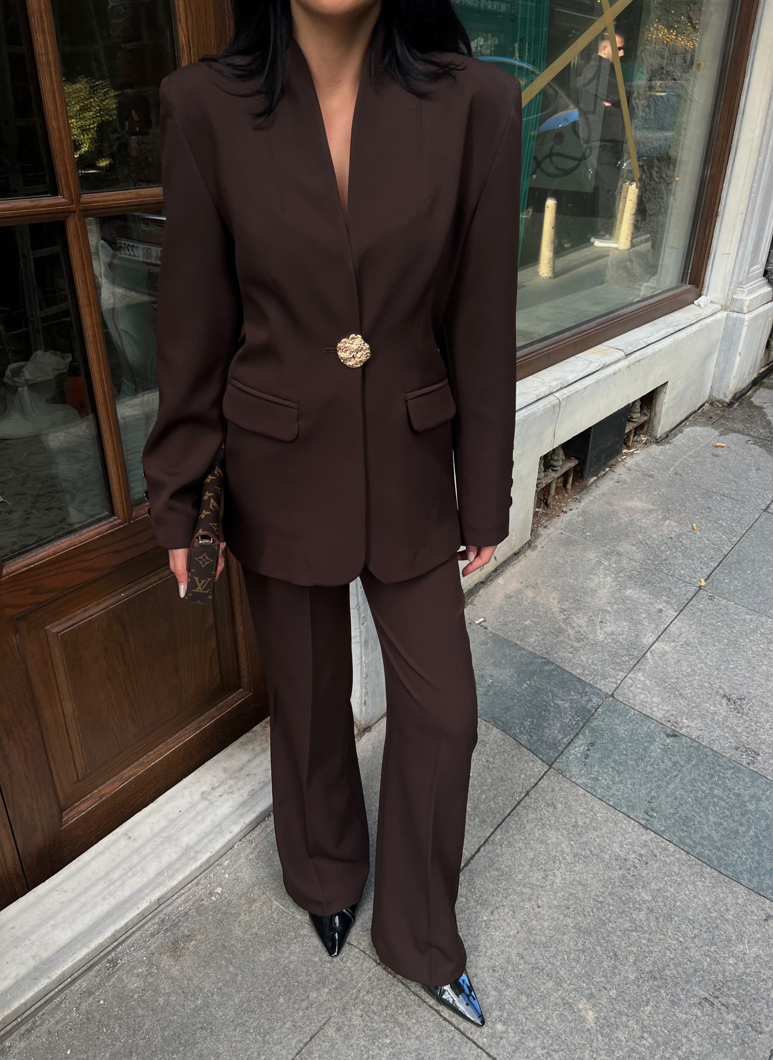 Сако Пантолони Со Златно Копче