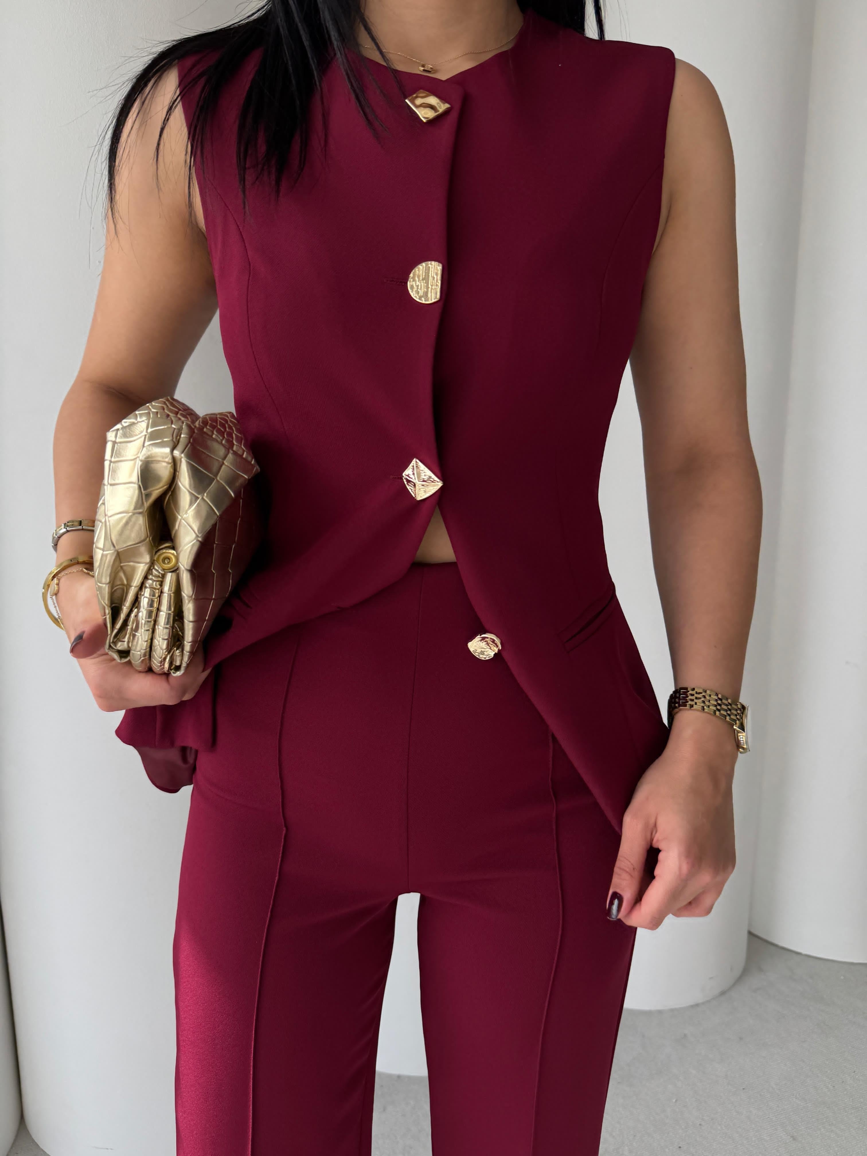 Комплет (елек+пантолони) со златни копчиња