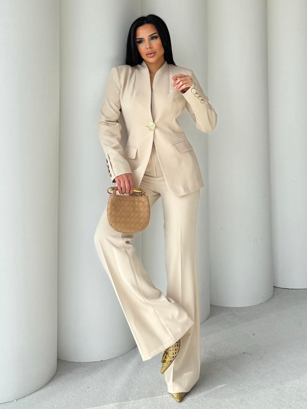 Сако Пантолони Со Златно Копче