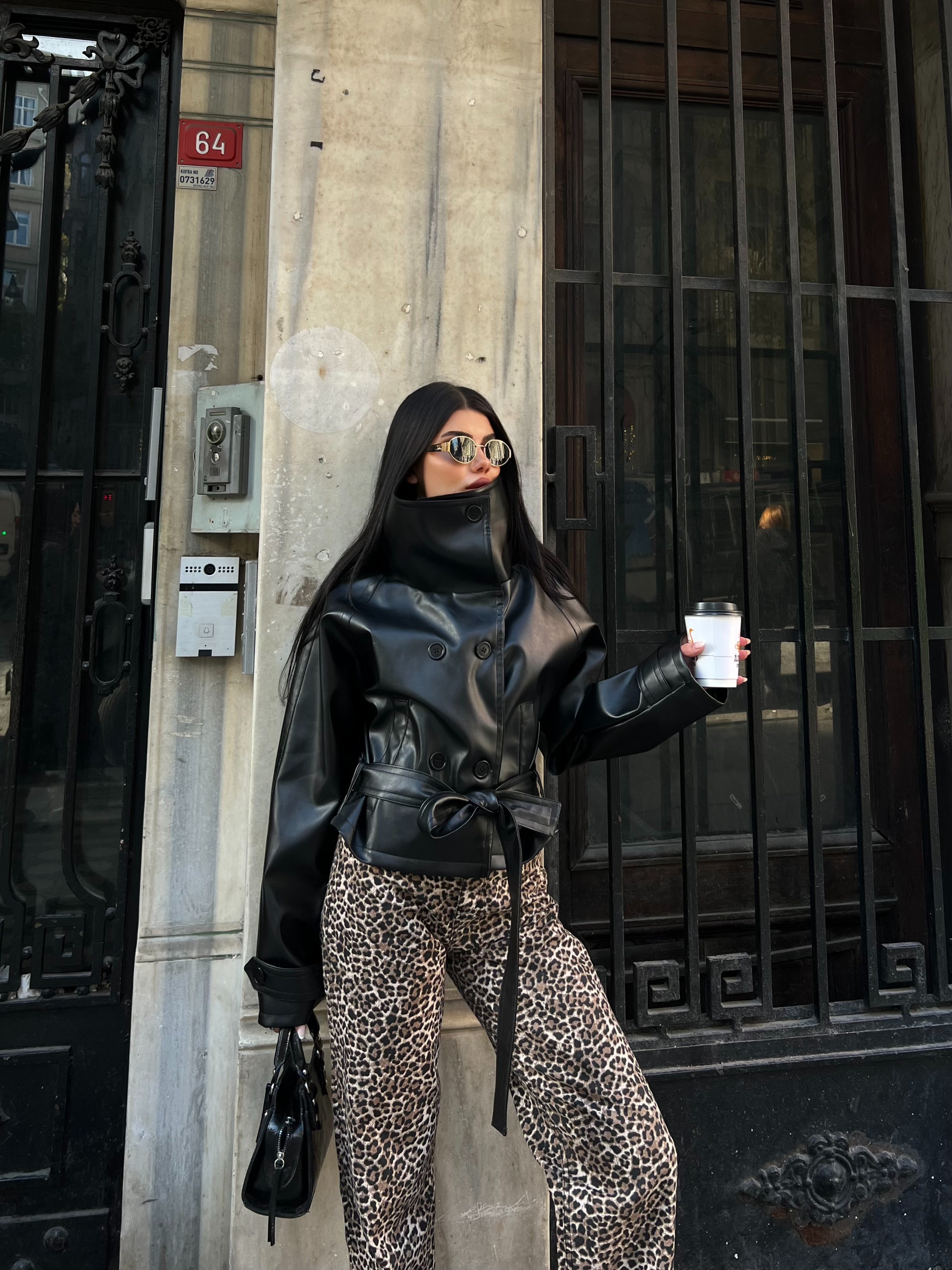 Кожна Јакна Со Копчиња