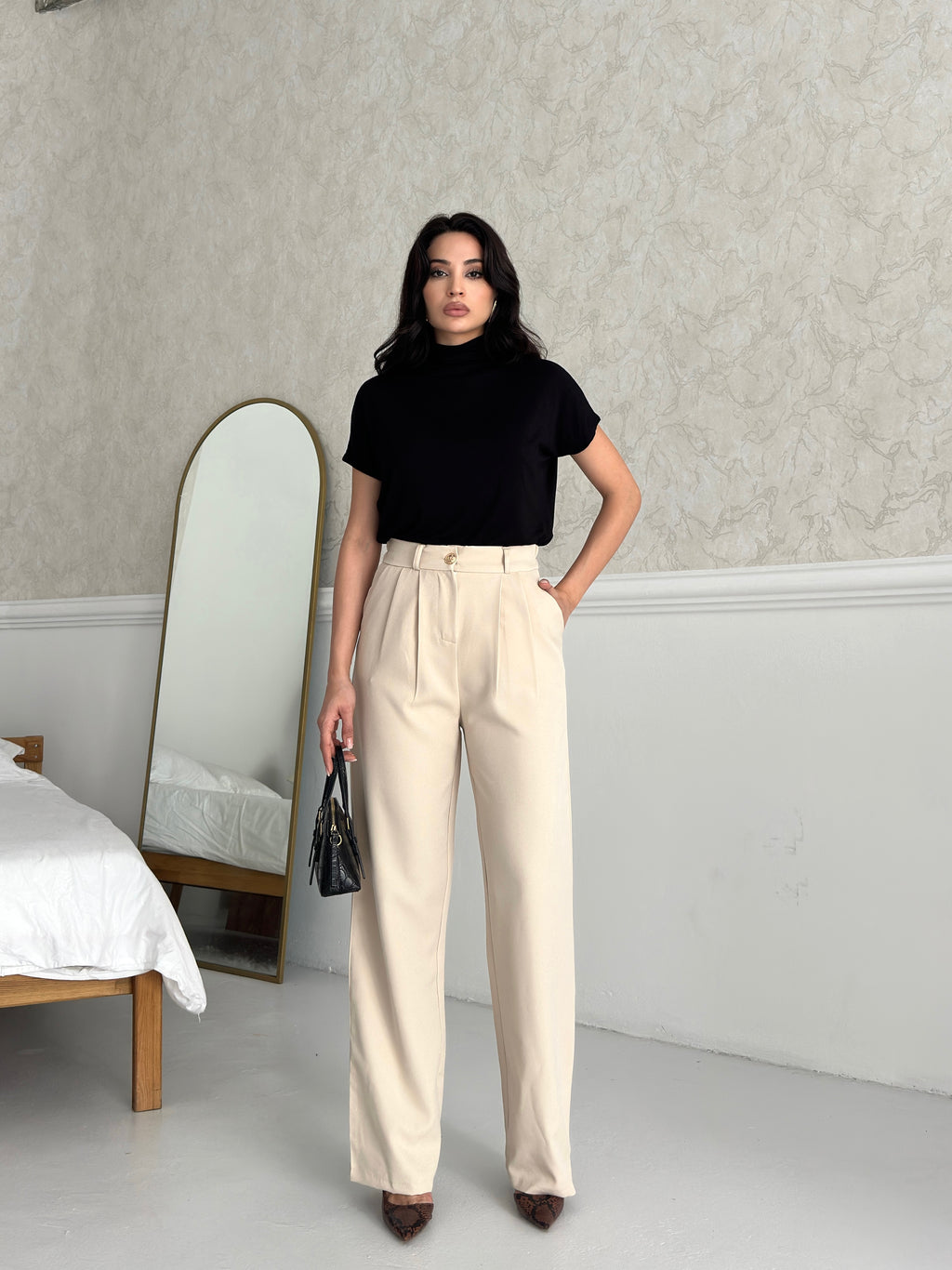 Пантолони Со Златно Копче