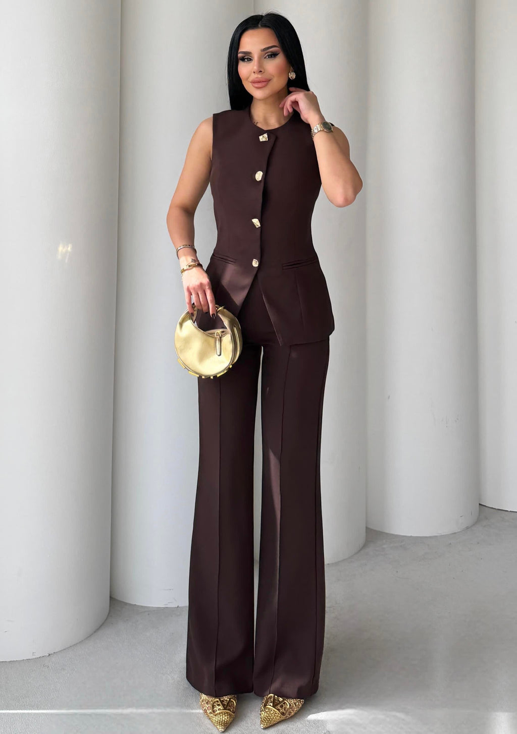 Комплет (елек+пантолони) со златни копчиња