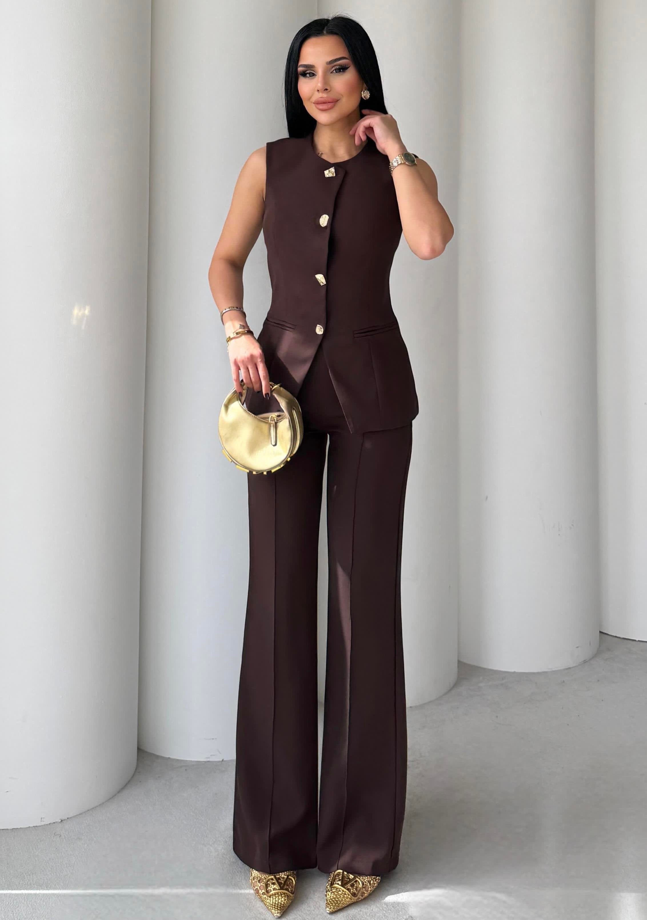 Комплет (елек+пантолони) со златни копчиња