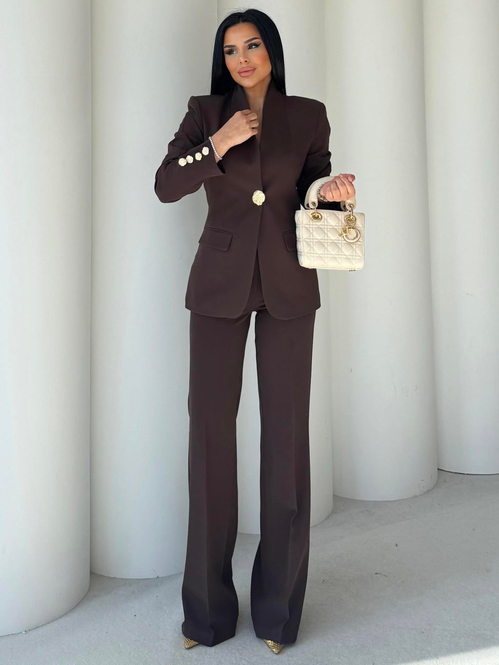 Сако Пантолони Со Златно Копче