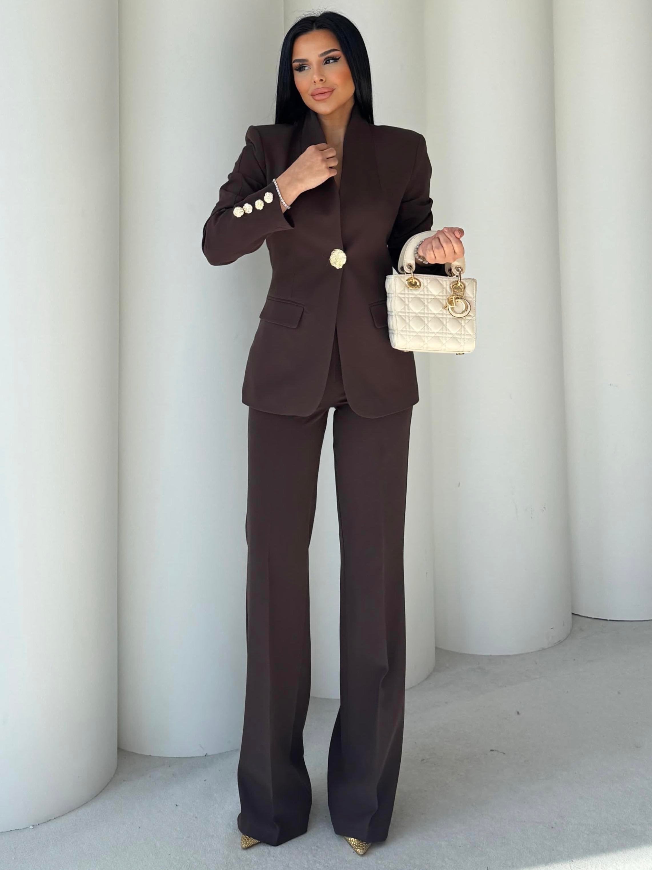 Сако Пантолони Со Златно Копче