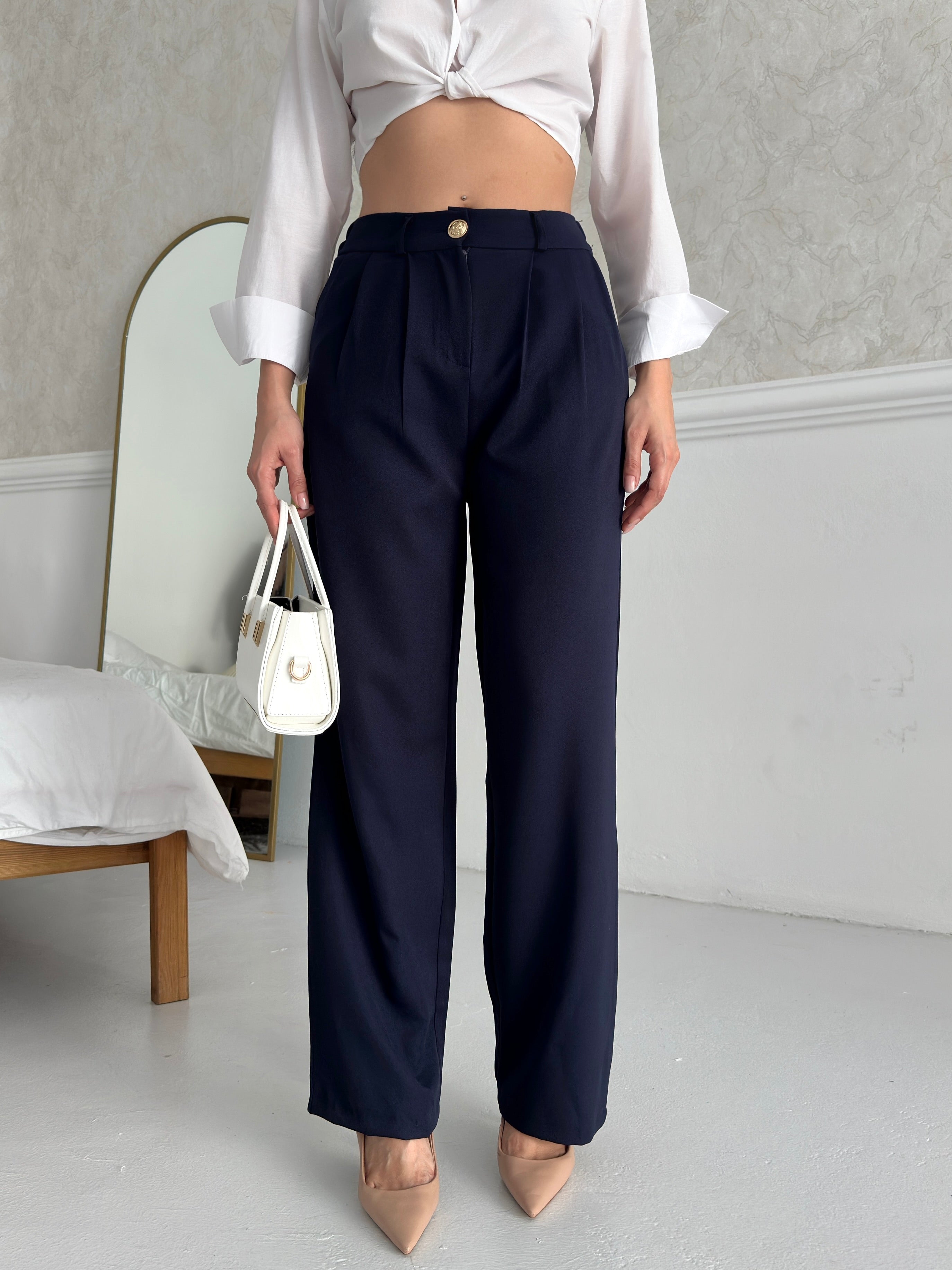 Пантолони Со Златно Копче