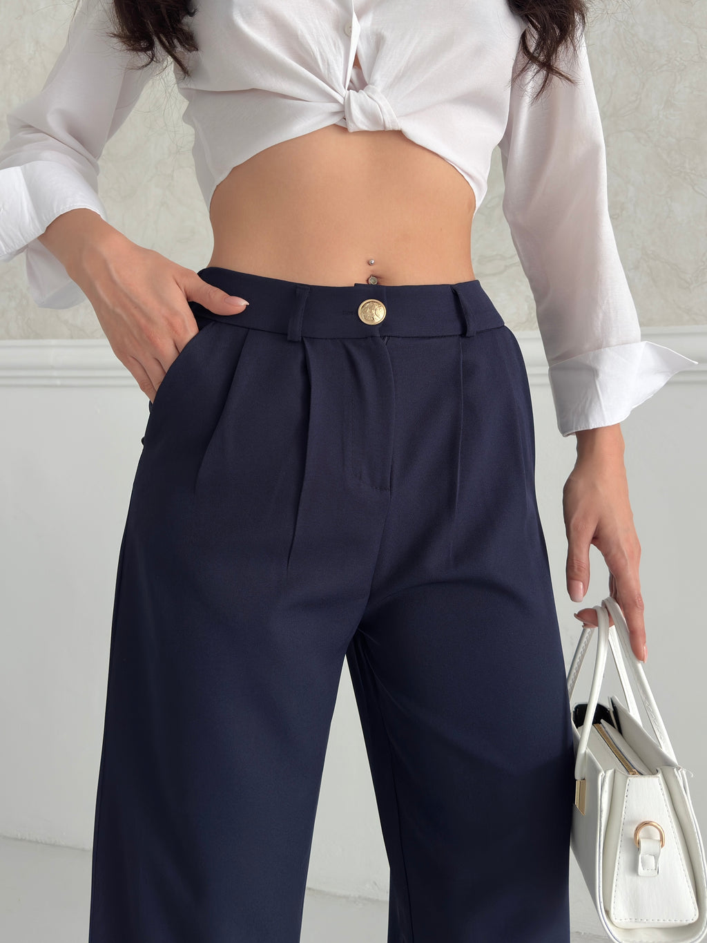 Пантолони Со Златно Копче