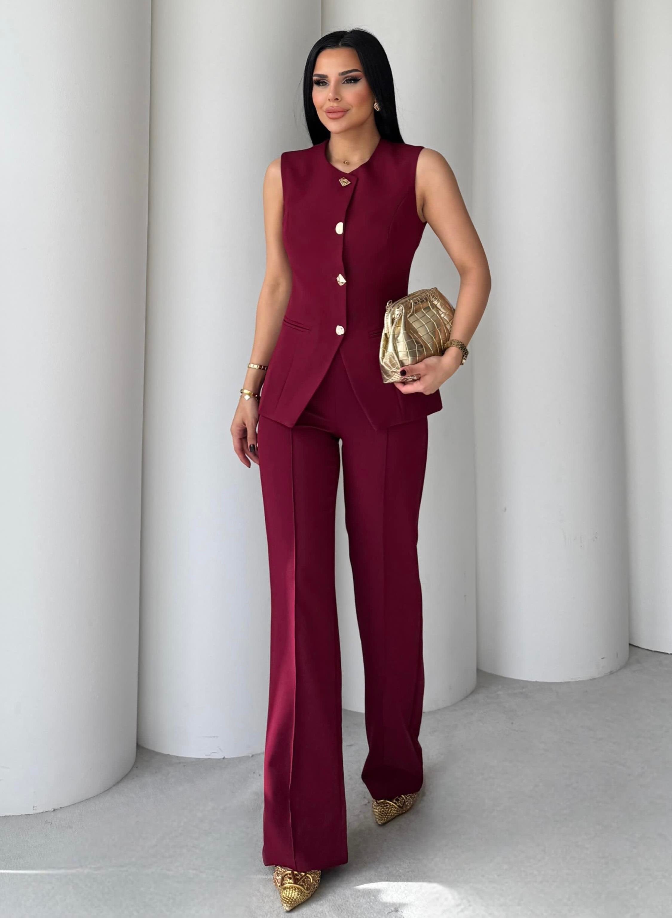 Комплет (елек+пантолони) со златни копчиња