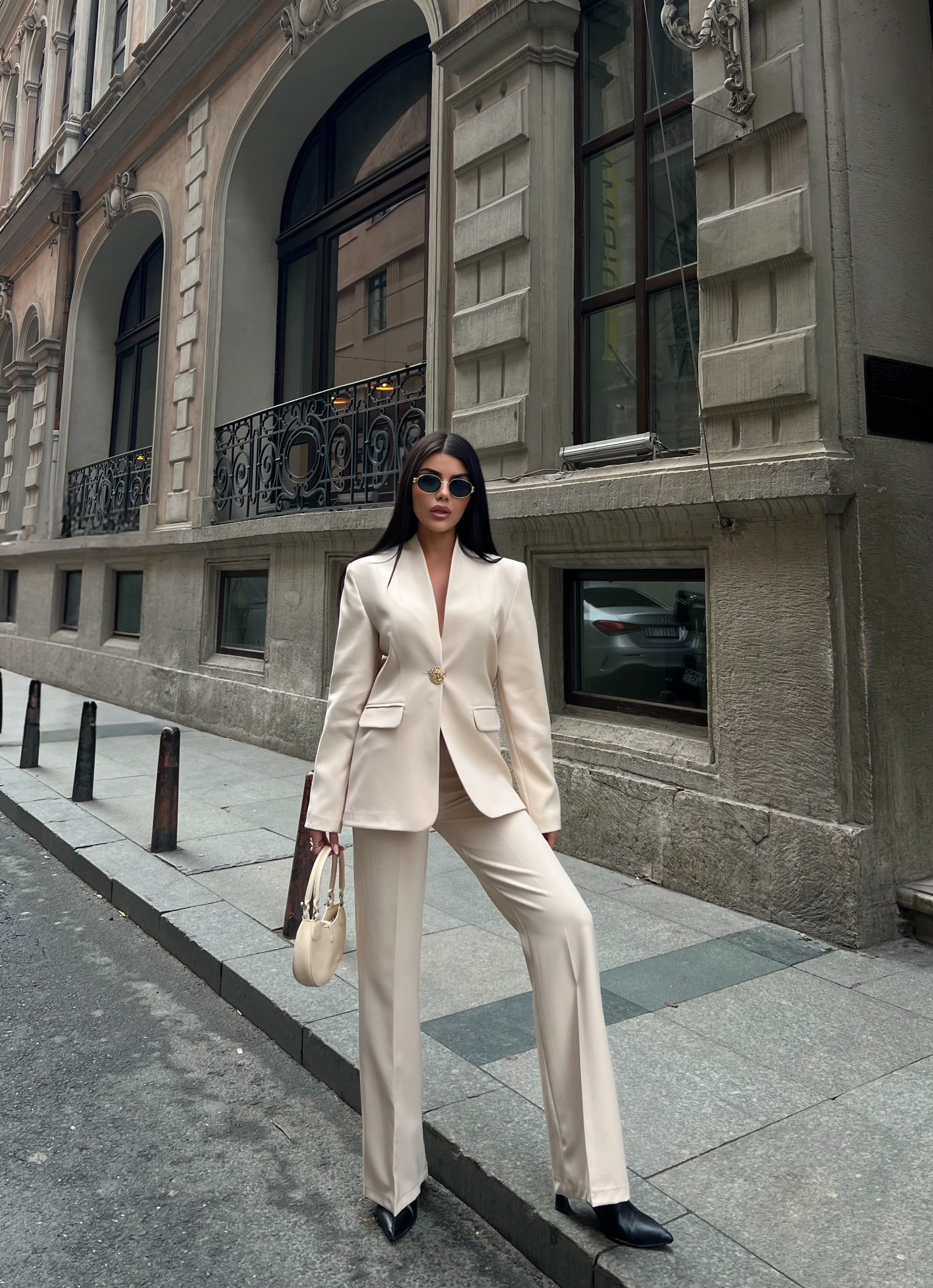 Сако Пантолони Со Златно Копче