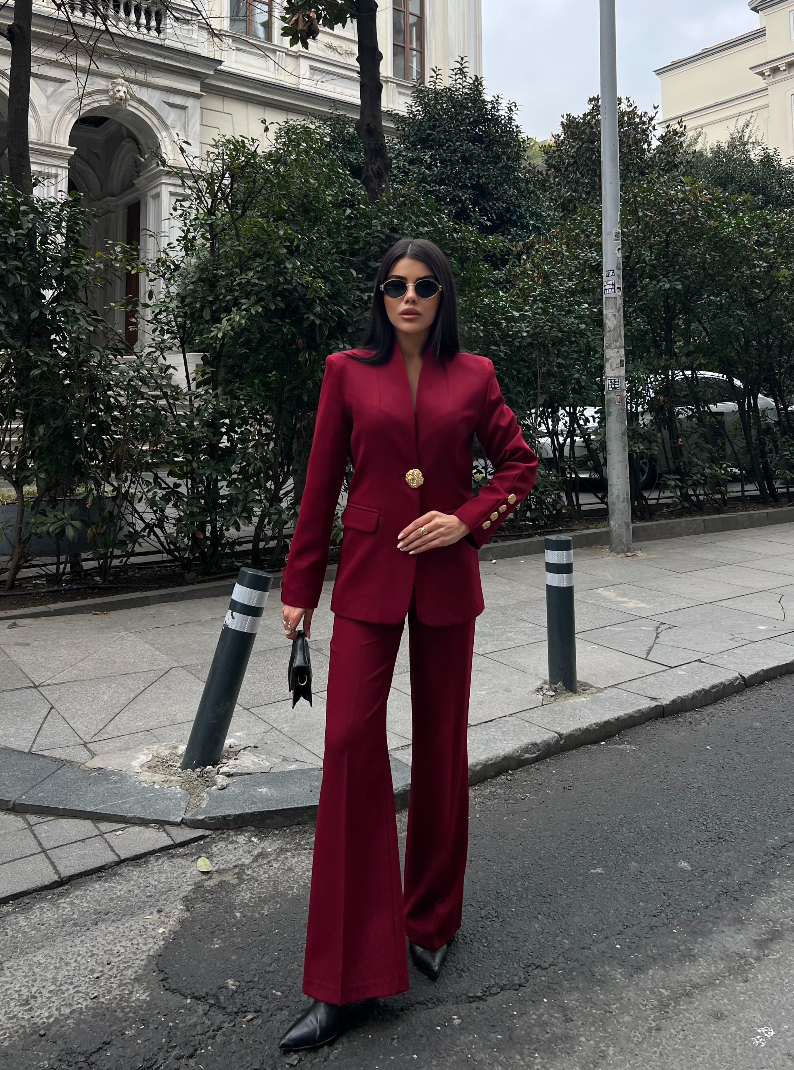 Сако Пантолони Со Златно Копче