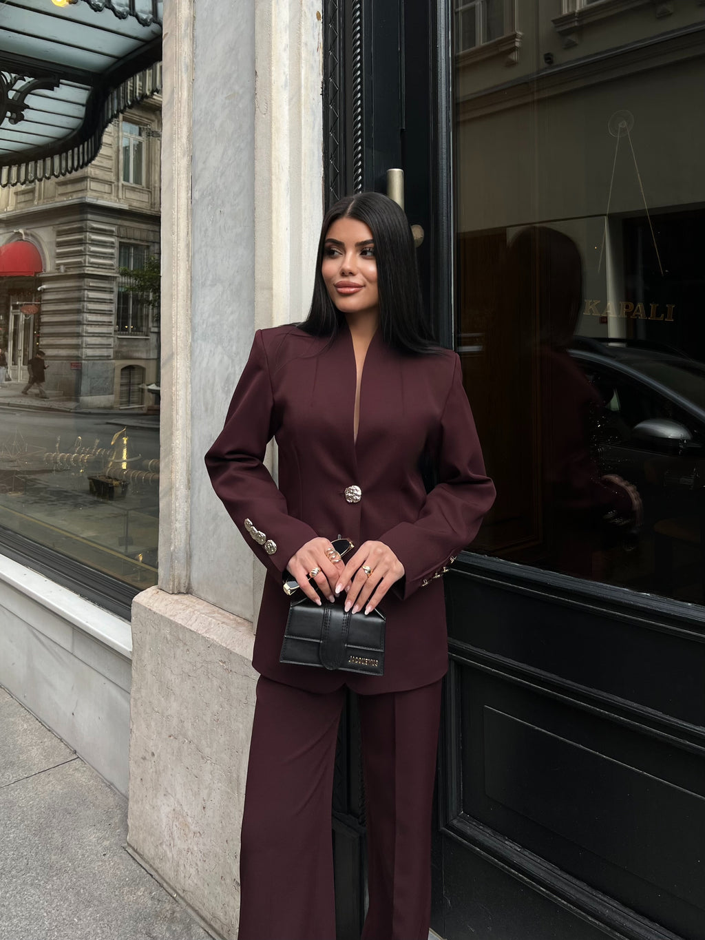 Сако Пантолони Со Златно Копче