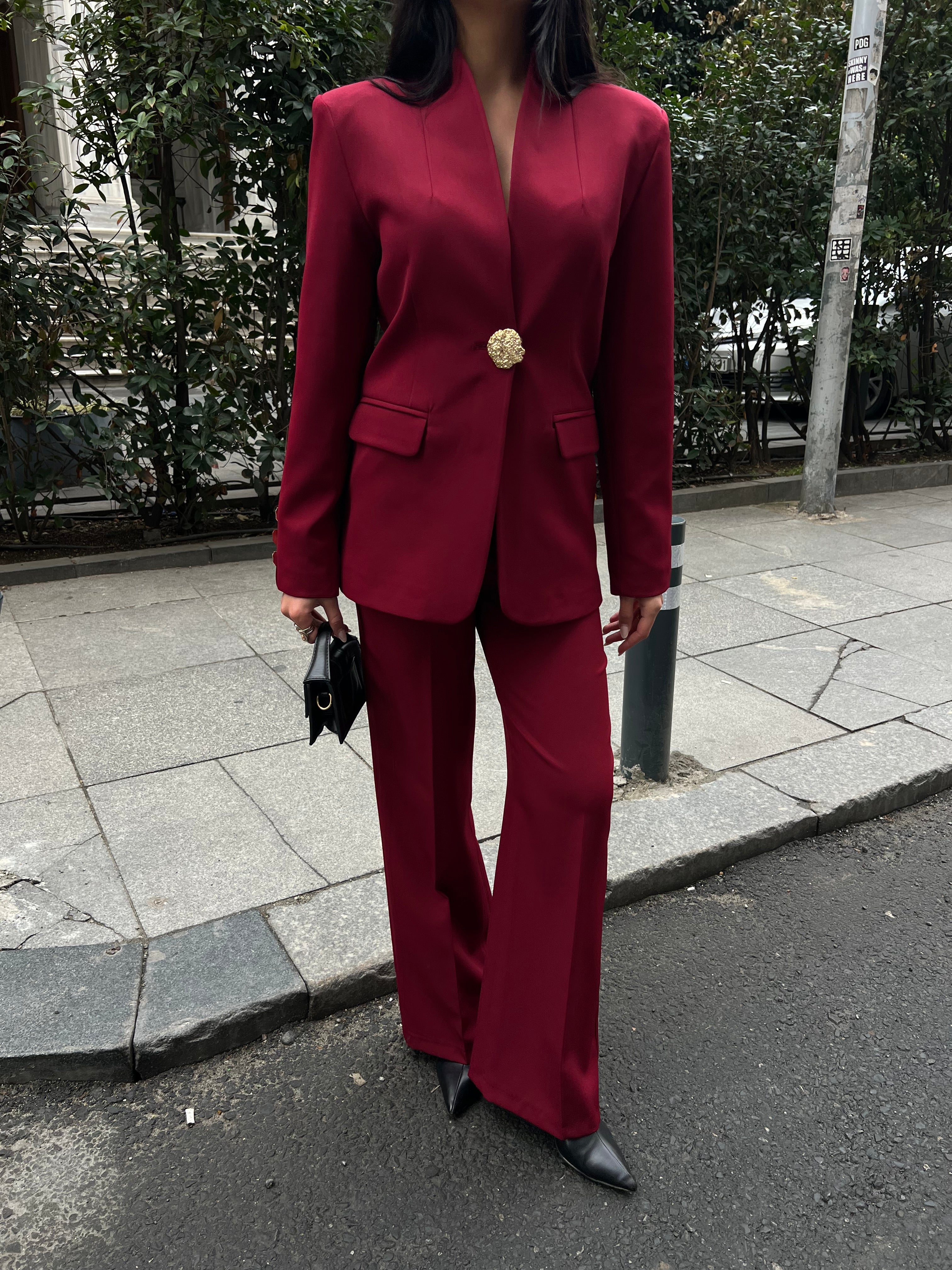 Сако Пантолони Со Златно Копче